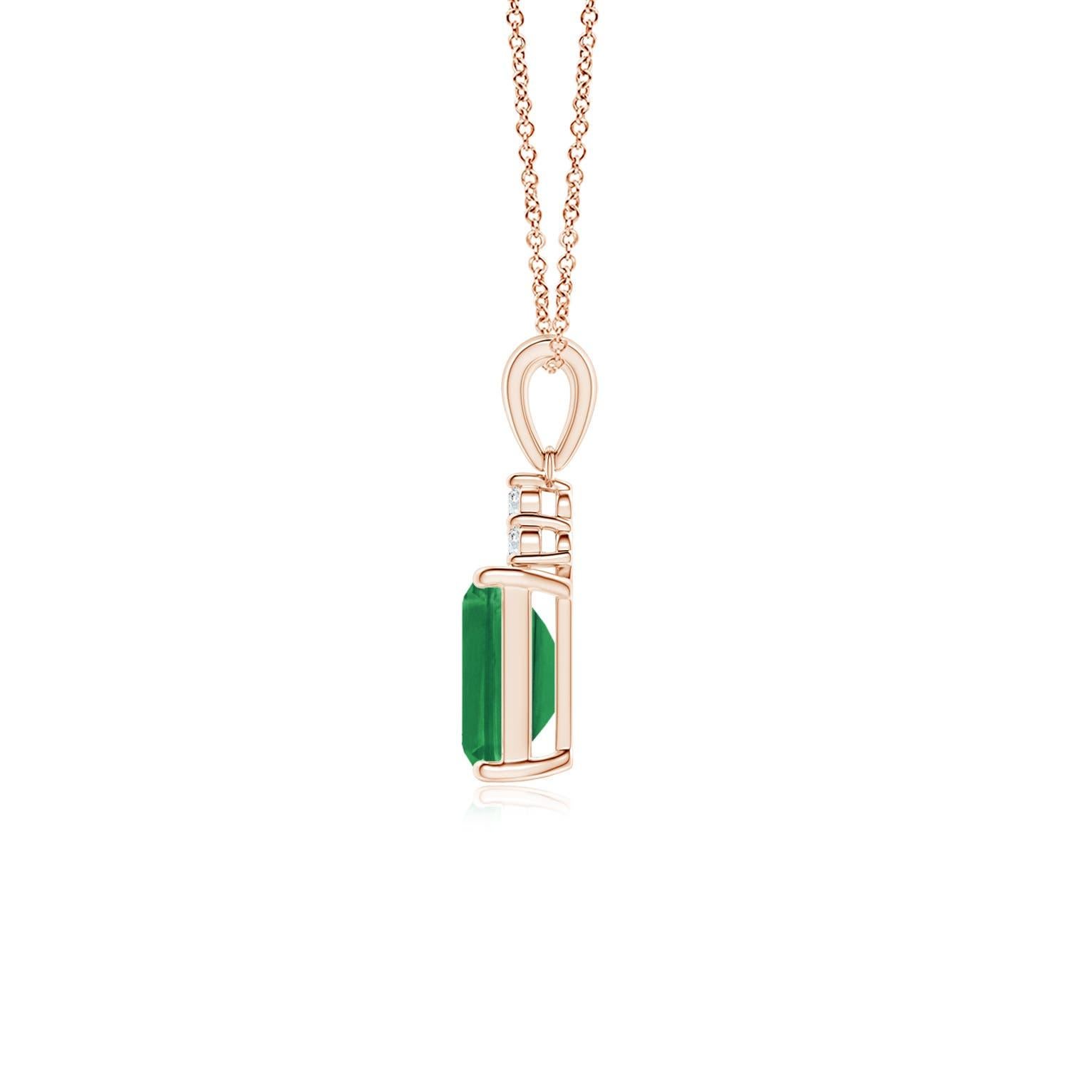 Uno splendido smeraldo tagliato a smeraldo si trova in un'incastonatura a quattro punte, sormontato da uno scintillante gruppo di diamanti. La ricca gemma verde è esaltata dalla brillantezza dei diamanti bianchi. Questo squisito pendente con