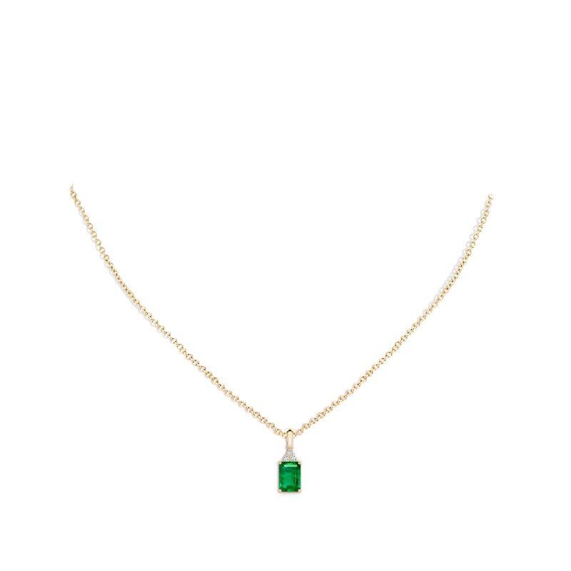 Taille émeraude Pendentif en or jaune avec émeraude naturelle taillée en émeraude et diamants, taille 7 x 5 mm en vente