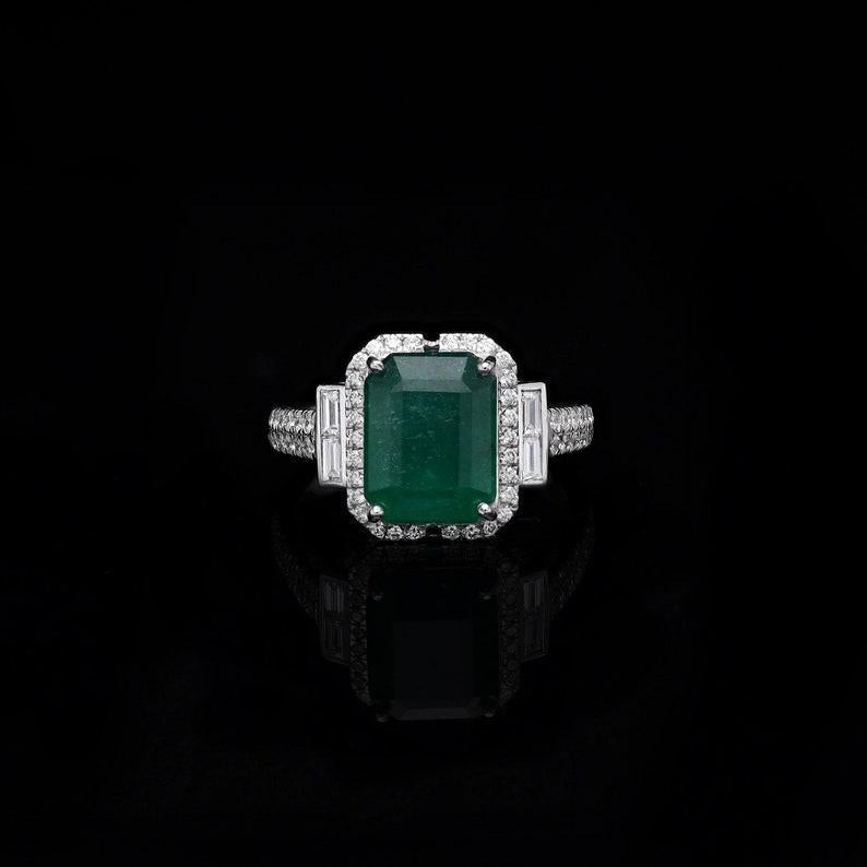 Natural Emerald Cut Emerald Ring 18k White Gold / Halo Diamond Engagement Ring In New Condition For Sale In jaipur, IN