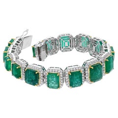 Bracelet créateur en or blanc 18 carats avec halo de diamants taille émeraude naturelle