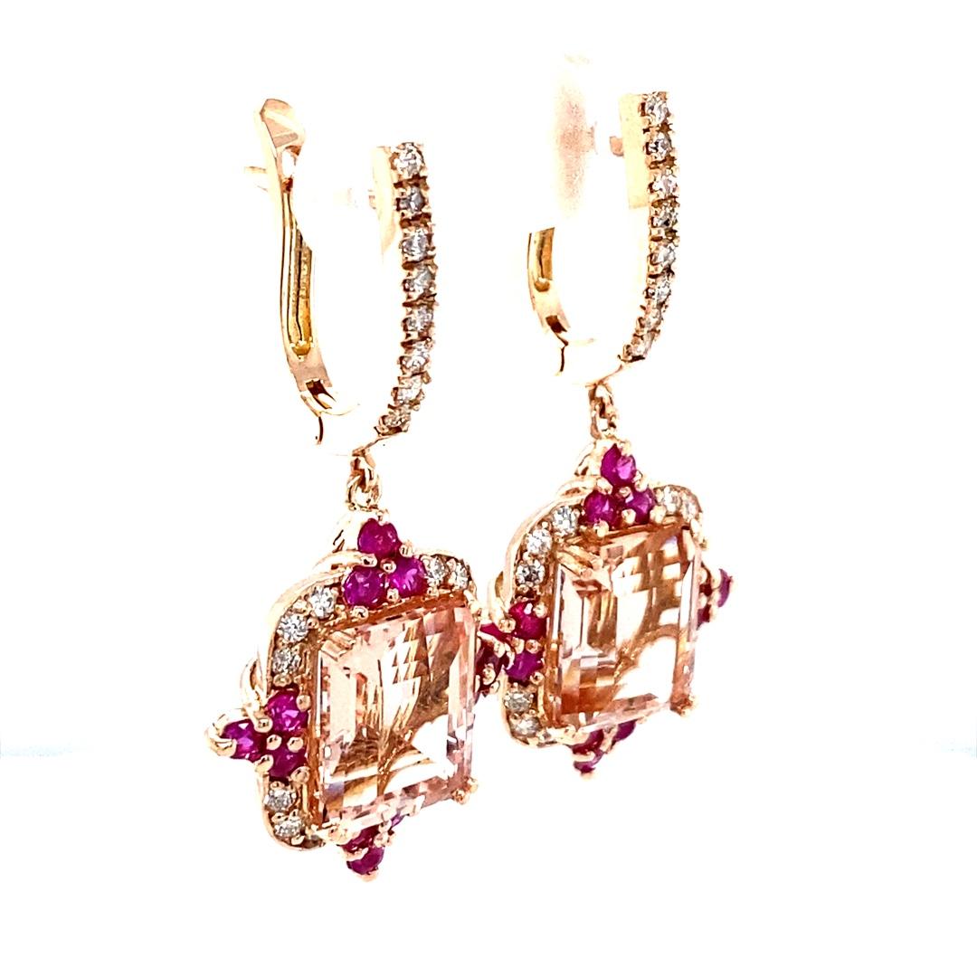 Moderne Boucles d'oreilles pendantes en or rose avec Morganite rose, diamant et saphir rose, taille émeraude naturelle en vente