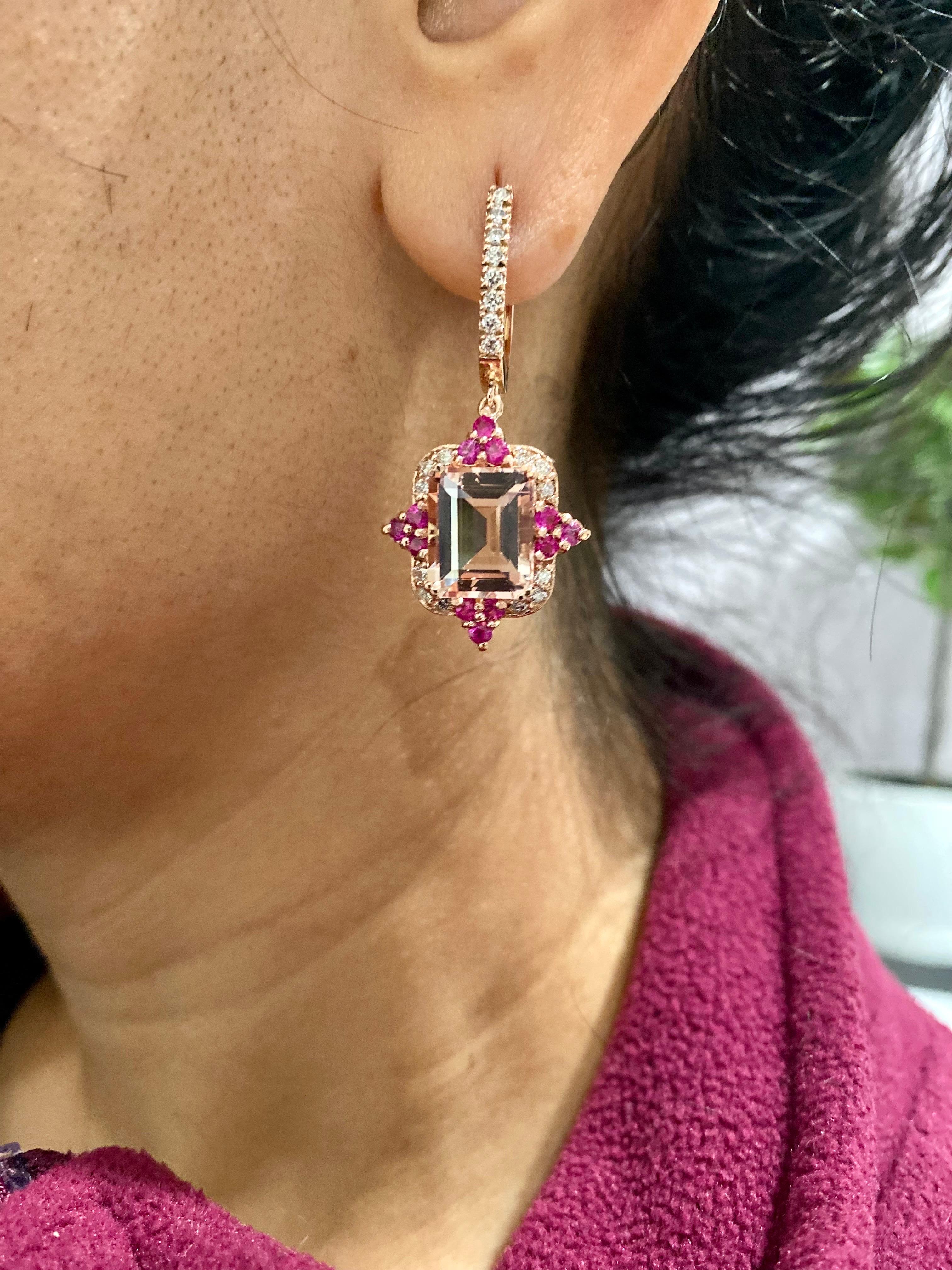 Boucles d'oreilles pendantes en or rose avec Morganite rose, diamant et saphir rose, taille émeraude naturelle en vente 1