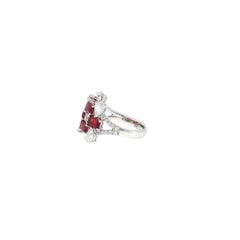 Natürlicher Rubin mit Smaragd-Schliff (ohne Hitze) und weißer Diamant mit Birnen-Schliff in 18K Gold
