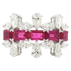 Natürlicher Rubin mit Smaragd-Schliff (ohne Hitze) und weißer Diamant mit Birnen-Schliff in 18K Gold