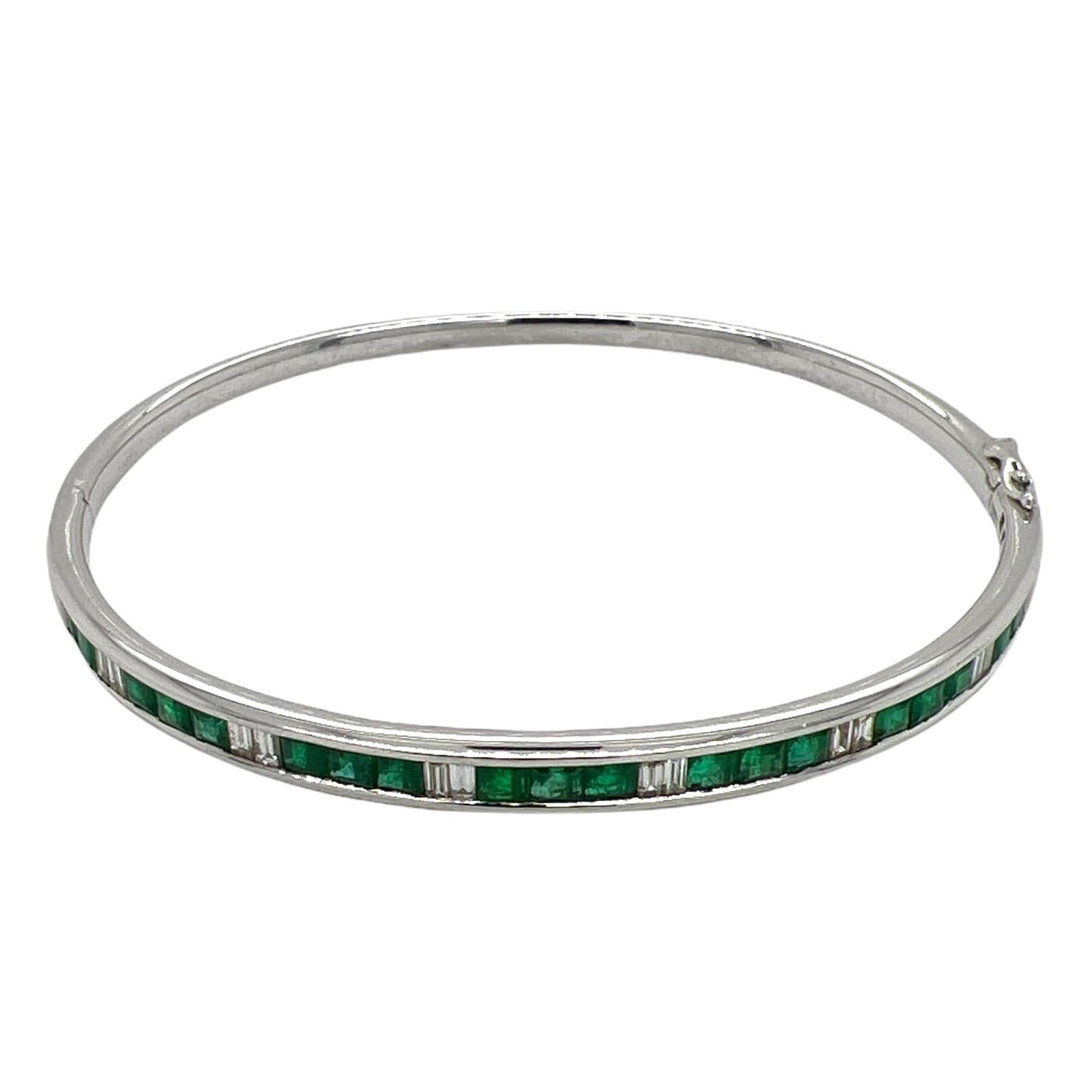 Square Cut Natural Emerald Diamond 18 Karat White Gold Hinged Bangle Bracelet Modern