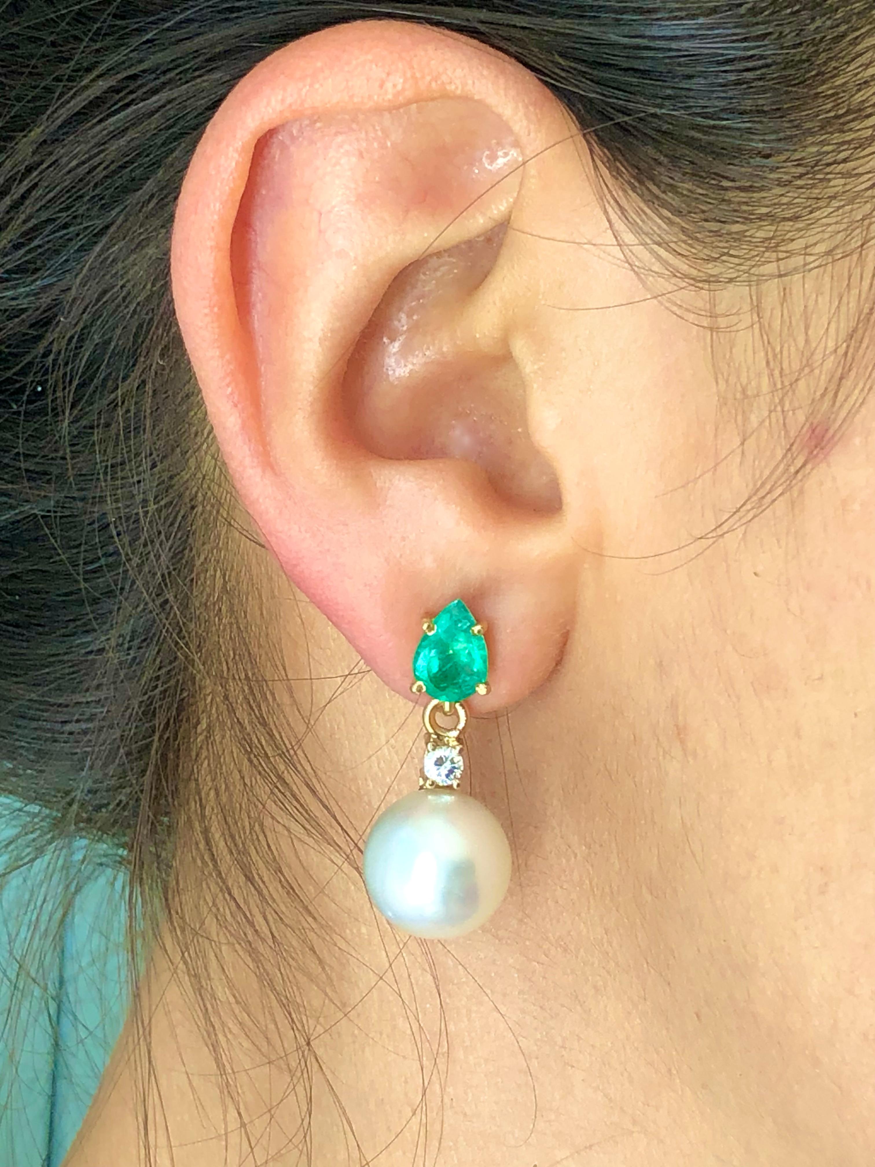 Taille poire Pendants d'oreilles en or 18 carats avec diamants, émeraudes naturelles et perles blanches des mers du Sud en vente