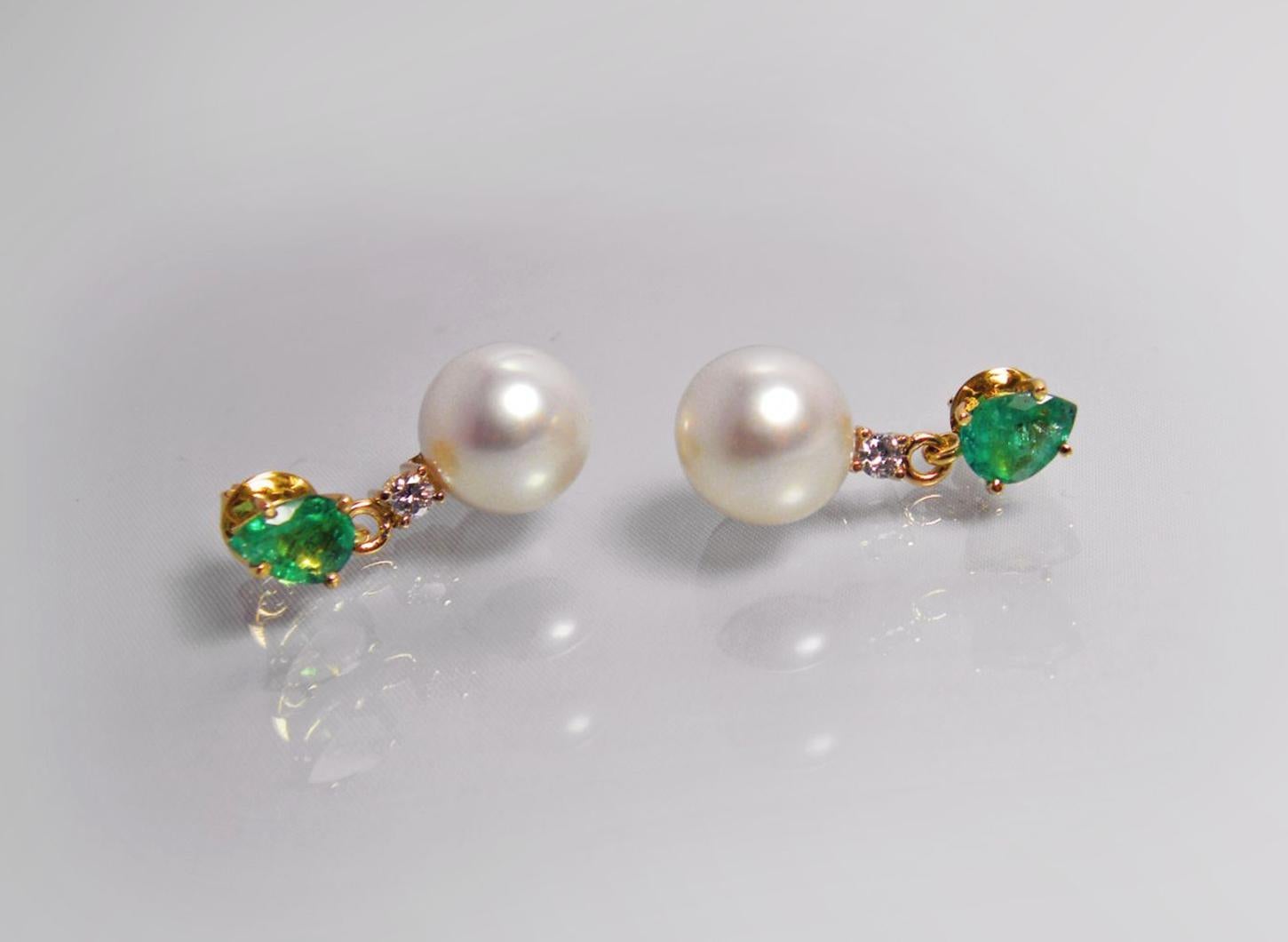 Natürliche natürliche Smaragd-Diamant- und Südsee-Weiß-Perlen-Ohrringe 18 Karat (Zeitgenössisch) im Angebot