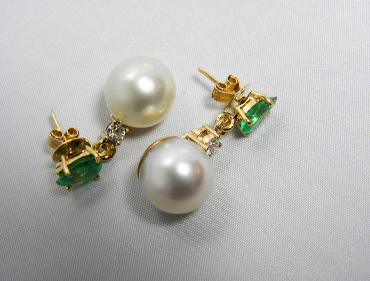 Natürliche natürliche Smaragd-Diamant- und Südsee-Weiß-Perlen-Ohrringe 18 Karat Damen im Angebot
