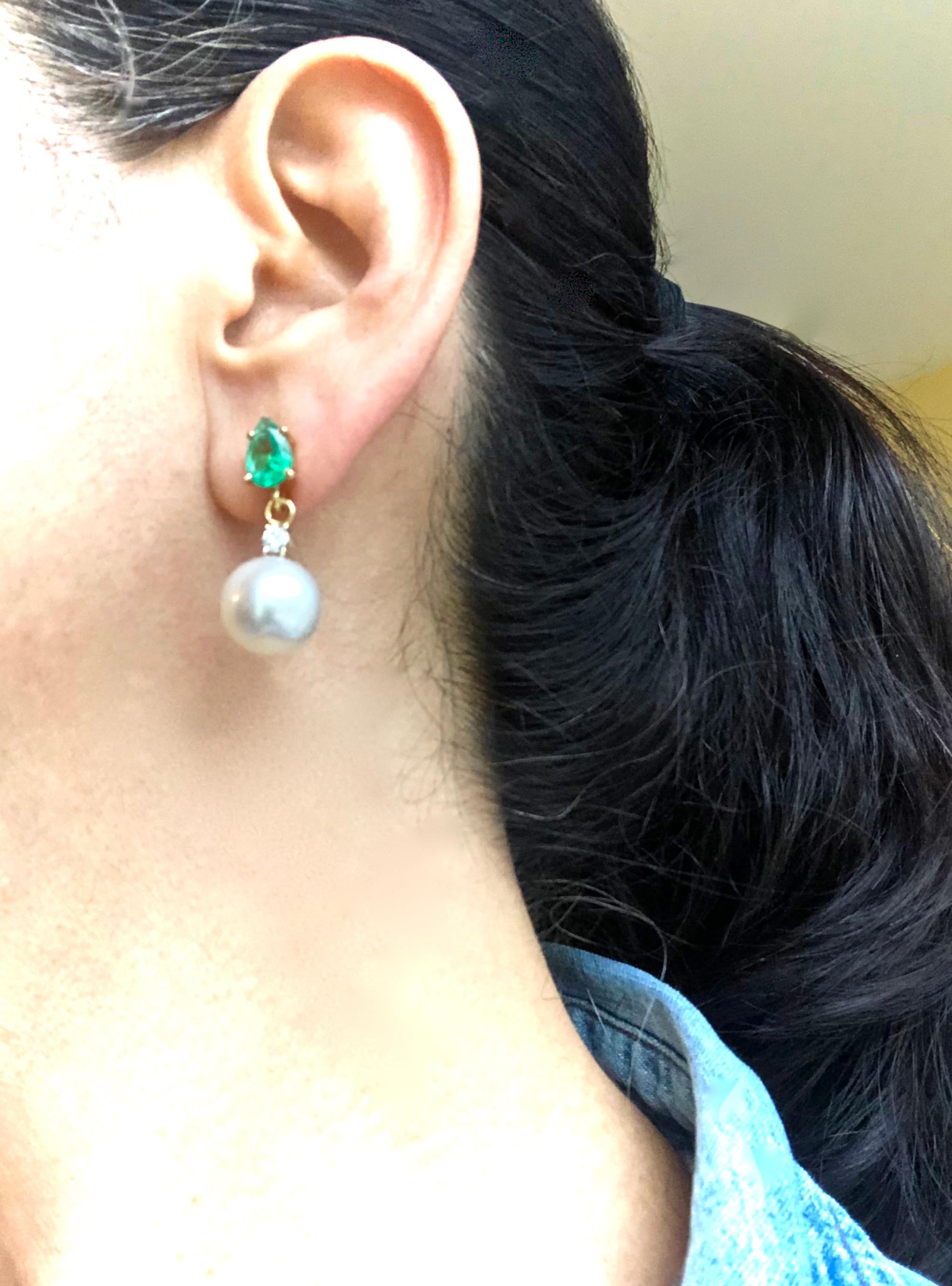 Natürliche natürliche Smaragd-Diamant- und Südsee-Weiß-Perlen-Ohrringe 18 Karat (Tropfenschliff) im Angebot
