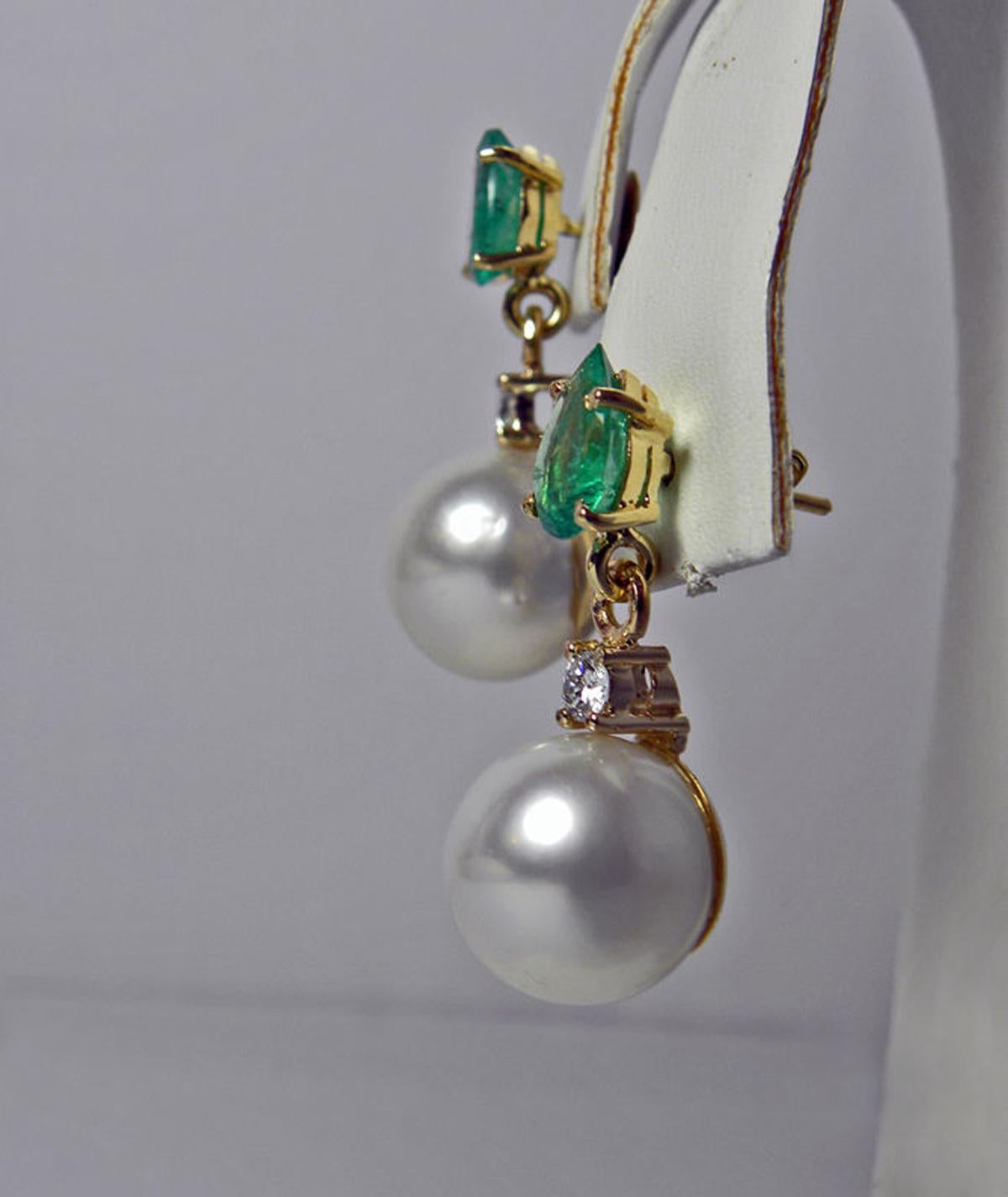 Natural Emerald Diamond and South Sea White Pearl Dangle Earrings 18 Karat For Sale 1