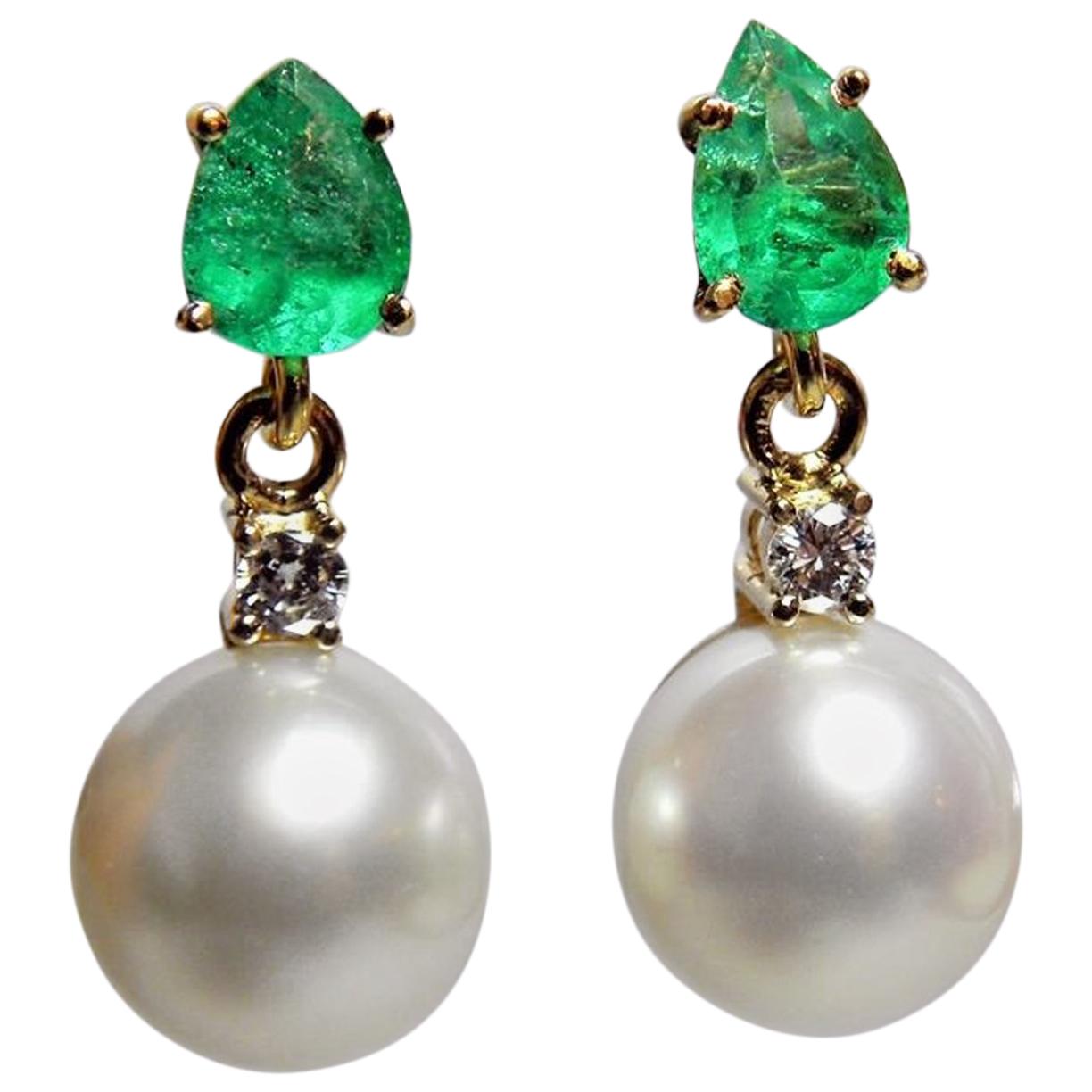 Pendants d'oreilles en or 18 carats avec diamants, émeraudes naturelles et perles blanches des mers du Sud