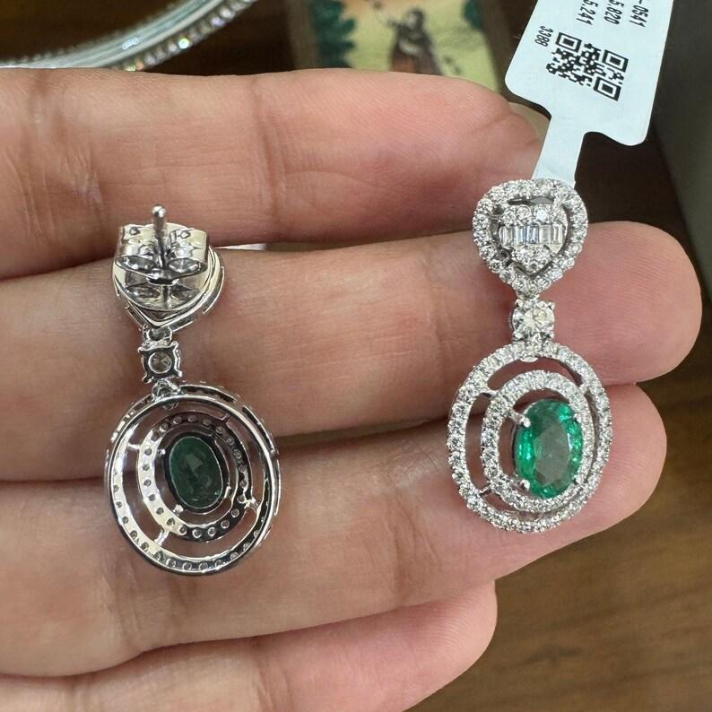 Orecchino classico con diamante smeraldo naturale Baguette in oro massiccio 18k In condizioni Nuovo in vendita a jaipur, IN