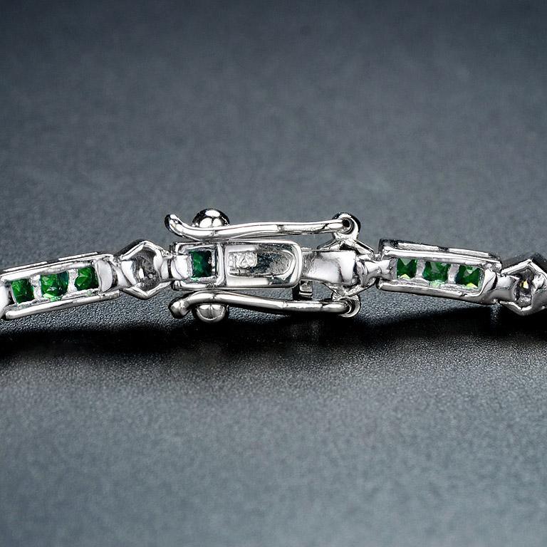 Alternate Triple Emerald and Round Diamond Link Bracelet in 18K White Gold In New Condition For Sale In Bangkok, TH