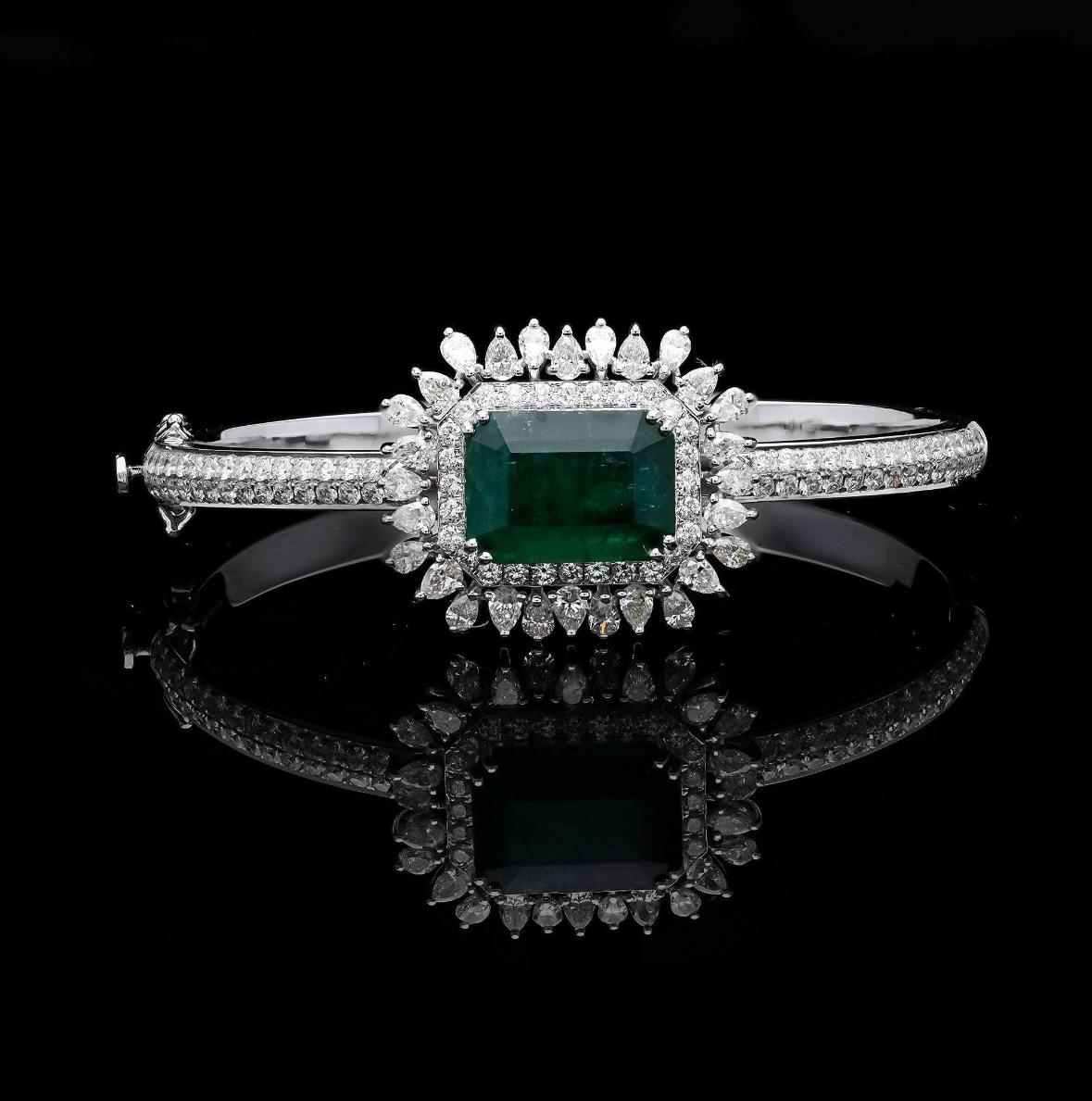 Emerald Cut Natural emerald diamond bracelet in 18k gold For Sale
