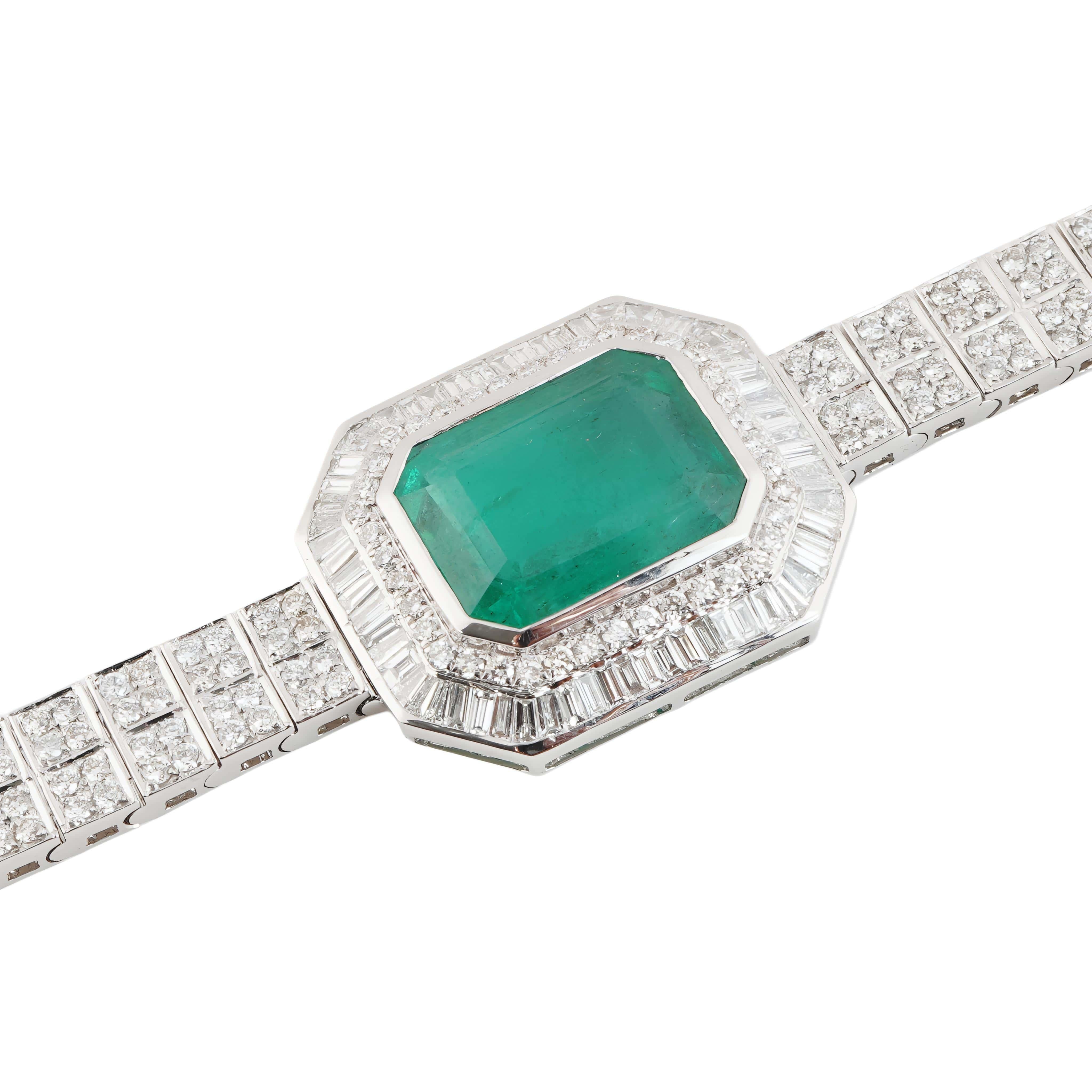 Donna Bracciale con smeraldo zambiano di alta qualità e diamanti in oro 18 carati in vendita