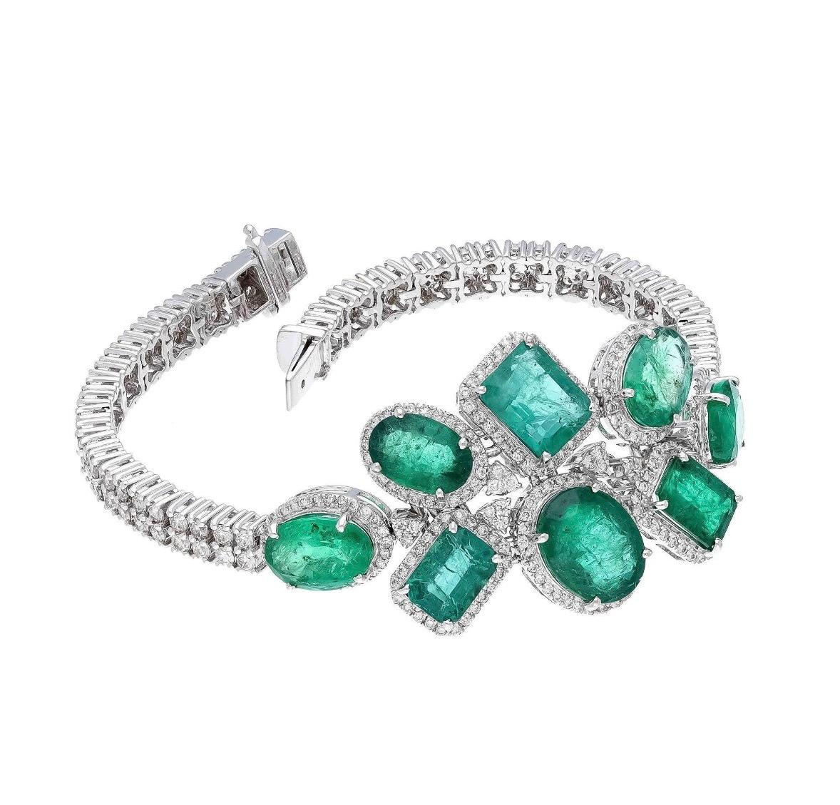 ❋ Piedra : Esmeralda

❋ Tamaño de la piedra : Mezcla de tamaños

❋ Forma de la piedra : Forma mixta

Peso de la piedra: 15,30 quilates. Aprox.

❋ Tipo de piedra : Natural


❋ Peso del diamante : 3.950 Cts. Aprox.

❋ Forma del diamante : Talla