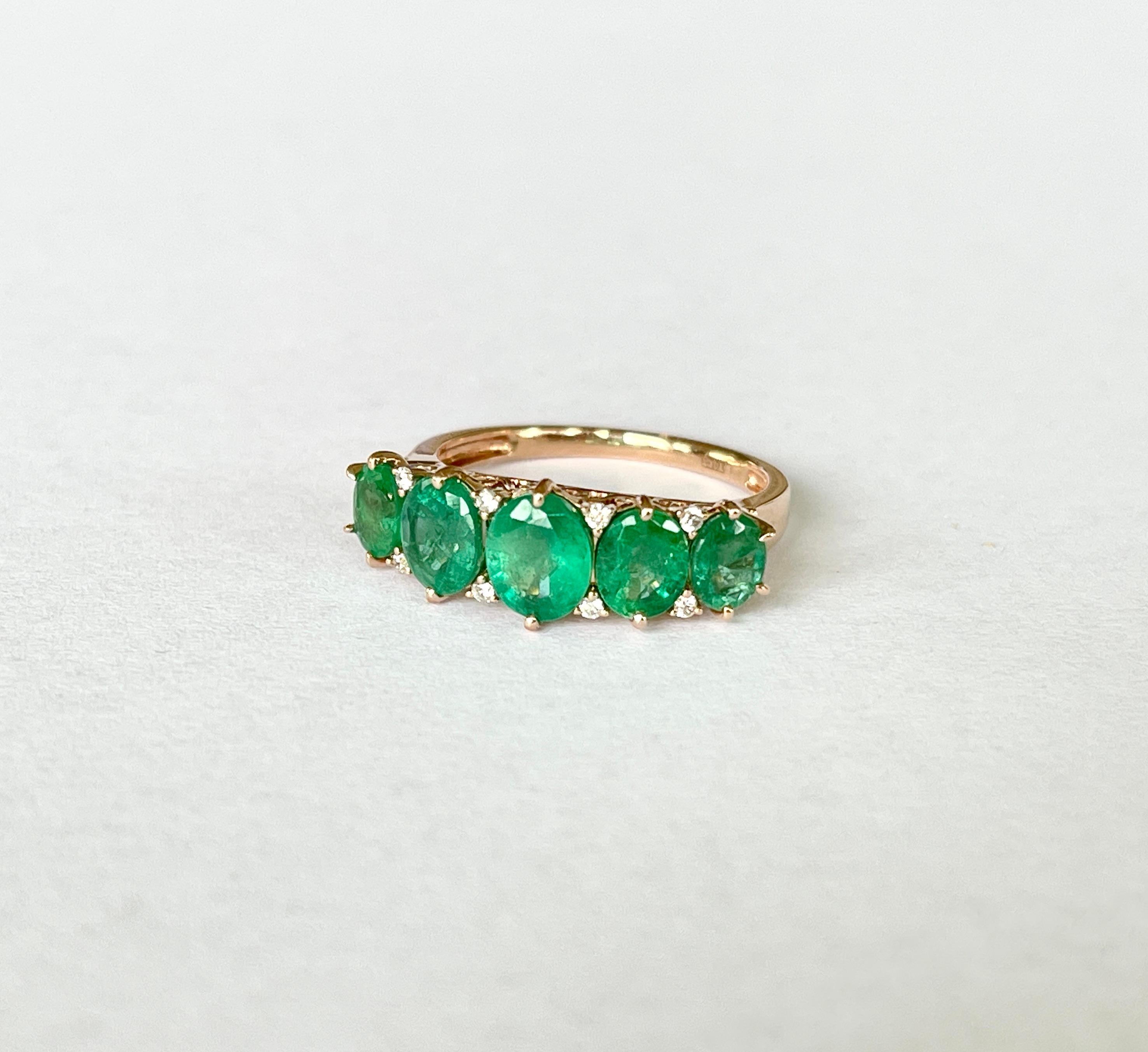 LOVELY, CLASSIC STYLE EMERALD BRIDGE RING

This beautiful ring is set with 5 x bright green Natural Emeralds and tiny Diamonds. The Emeralds are oval cut and graduate in size, bridging across the finger. Together they weigh approximately 2.67ct. The