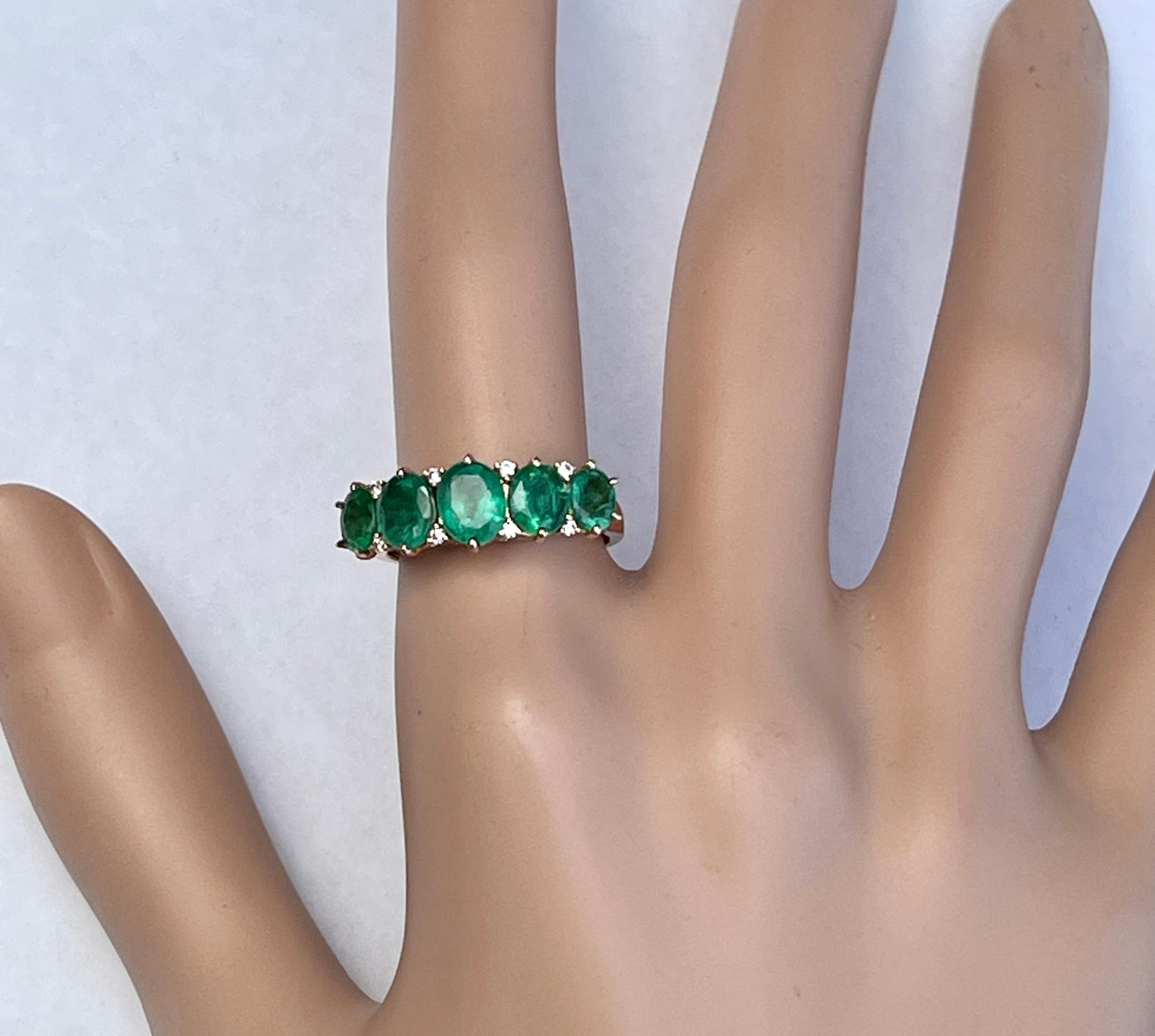 Eternity-Ring aus 14 Karat Roségold mit natürlichem Smaragd und Diamant im Bridge-Stil und Valuation (Ovalschliff) im Angebot