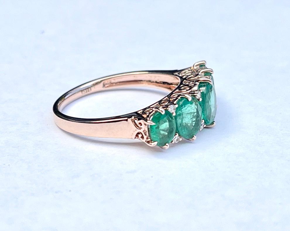 Eternity-Ring aus 14 Karat Roségold mit natürlichem Smaragd und Diamant im Bridge-Stil und Valuation im Angebot 2
