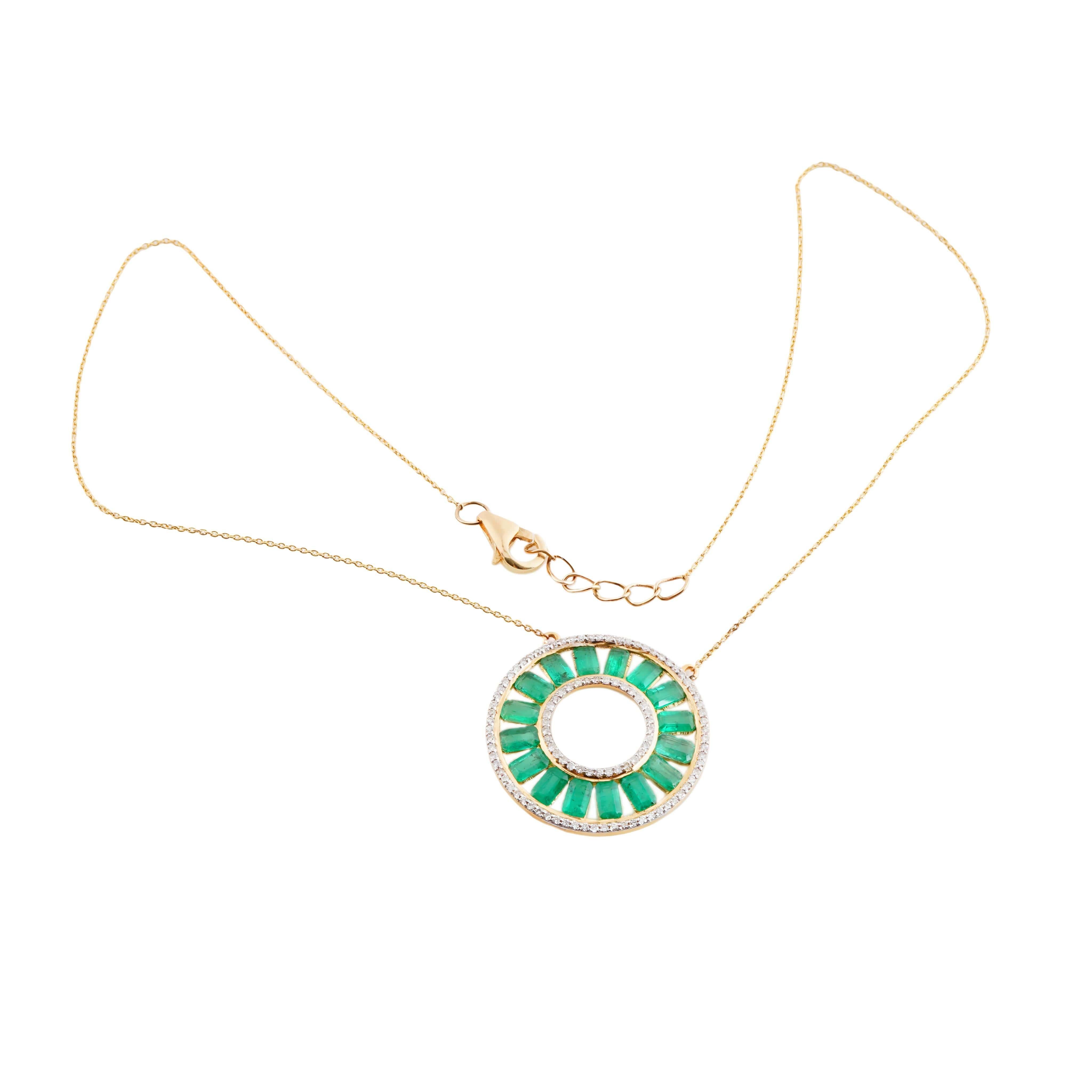 Natürlicher Smaragd- und Diamant-Kette-Anhänger aus 18 Karat Gold (Smaragdschliff) im Angebot