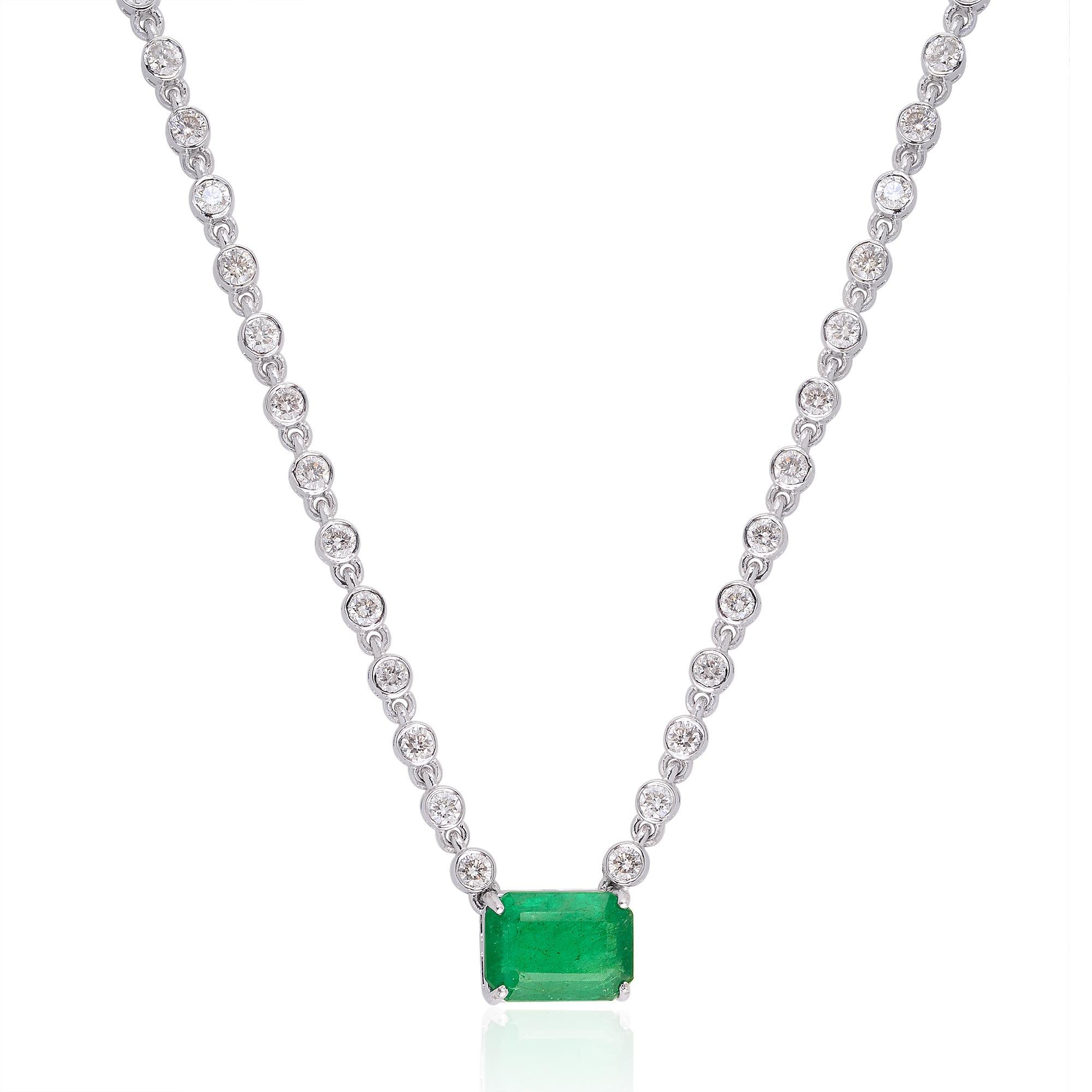 L'émeraude est entourée d'un halo de diamants taille brillant, méticuleusement sertis dans de l'or blanc 18k. Ces diamants exquis rehaussent non seulement l'éclat naturel de l'émeraude, mais ajoutent également une touche de glamour et d'éclat au