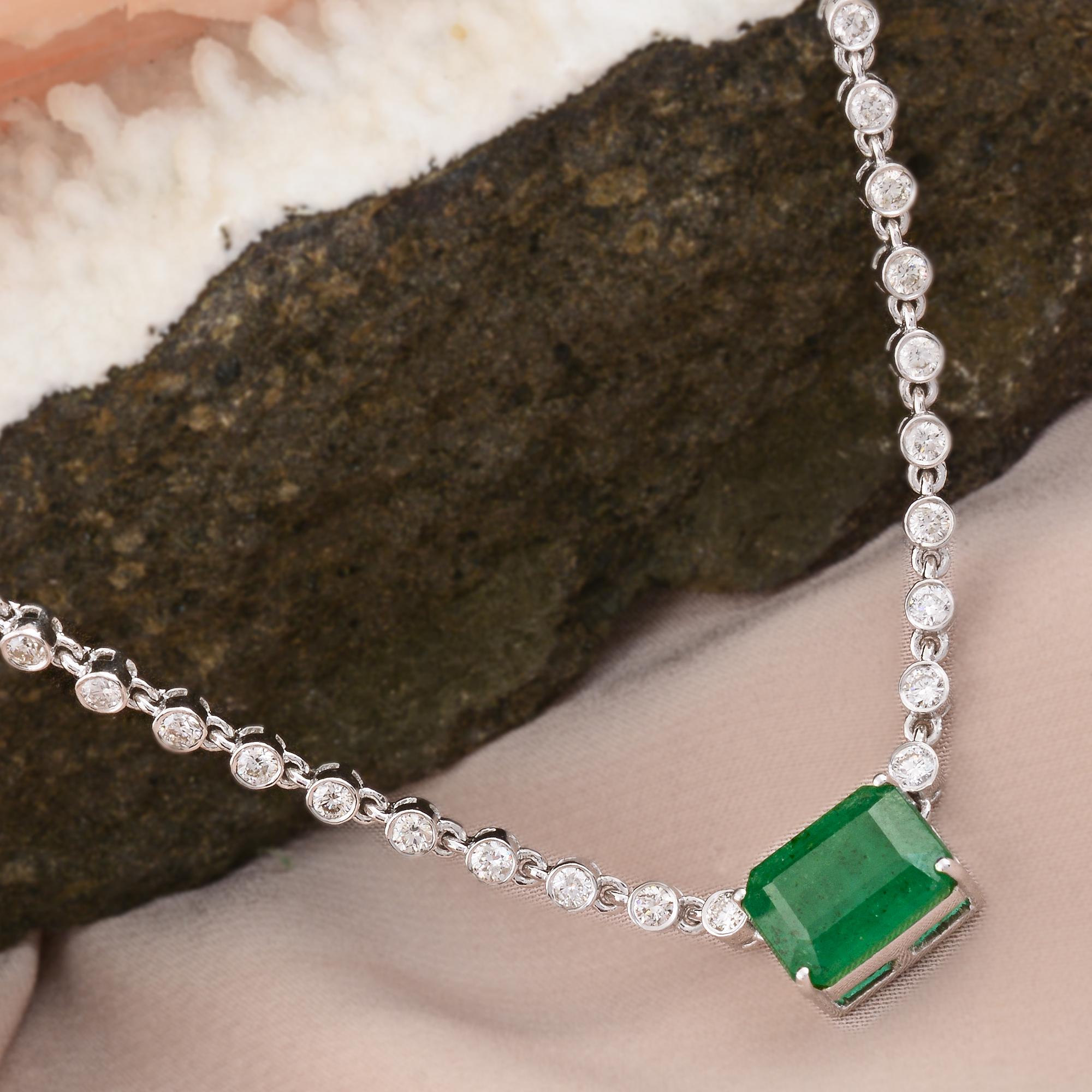 Moderne Collier à breloques en or blanc 18k avec émeraude naturelle et diamant fait à la main en vente