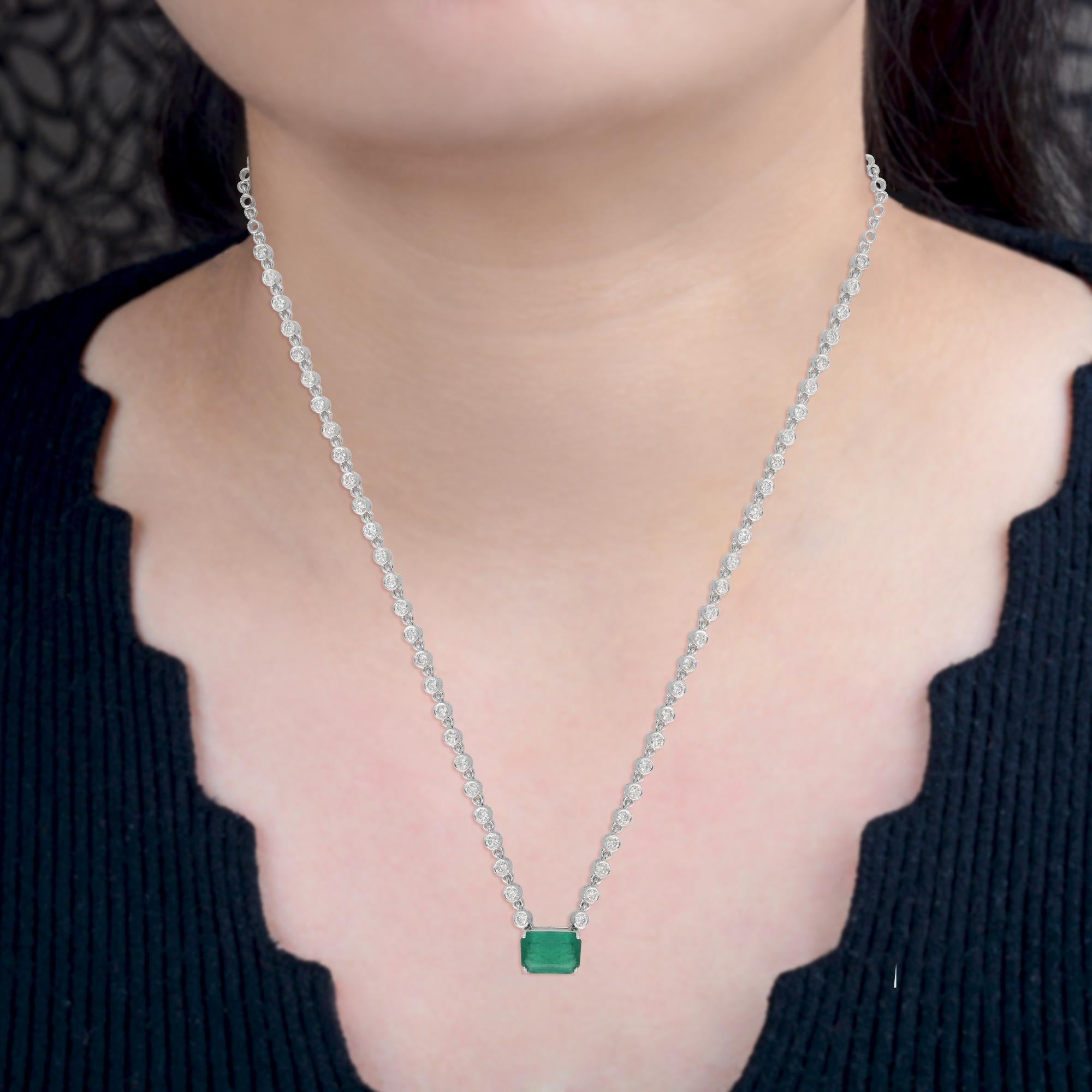 Taille émeraude Collier à breloques en or blanc 18k avec émeraude naturelle et diamant fait à la main en vente