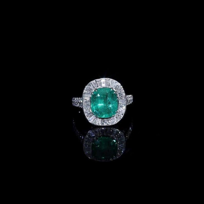 Natural Emerald diamond cushion cut statement white ring gold In New Condition For Sale In jaipur, IN