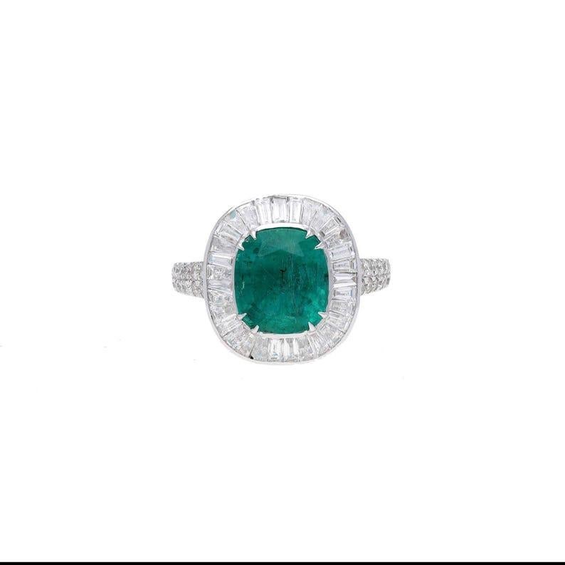 Women's Natural Emerald diamond cushion cut statement white ring gold For Sale