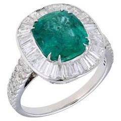 Anello d'oro bianco con diamante smeraldo naturale e taglio a cuscino