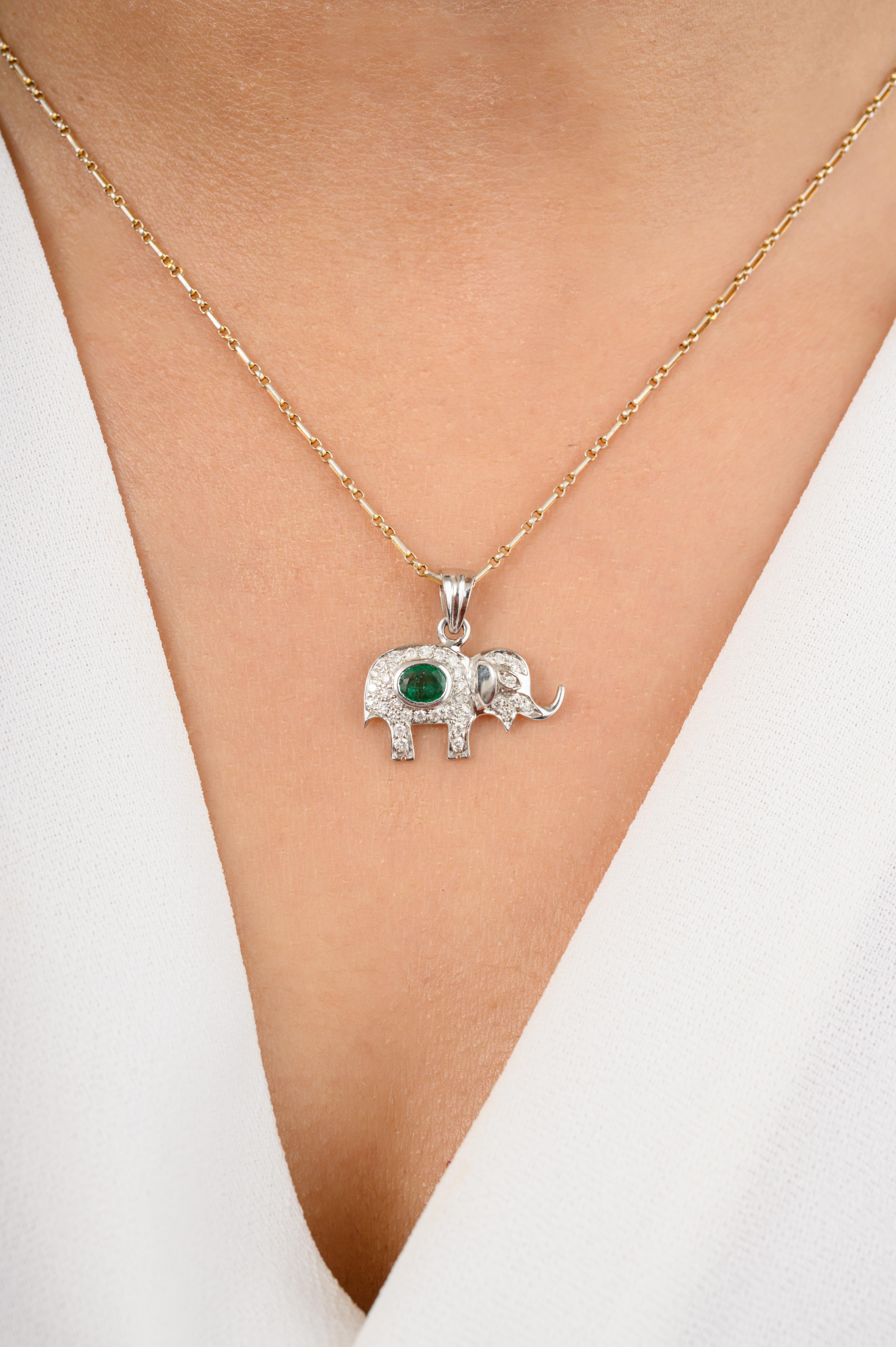 Elefantenanhänger mit Smaragd und Diamant aus 18 Karat Gold, besetzt mit einem Smaragd im Ovalschliff und Diamanten. Dieses atemberaubende Schmuckstück wertet einen Freizeitlook oder ein elegantes Outfit sofort auf. 
Smaragd steigert die