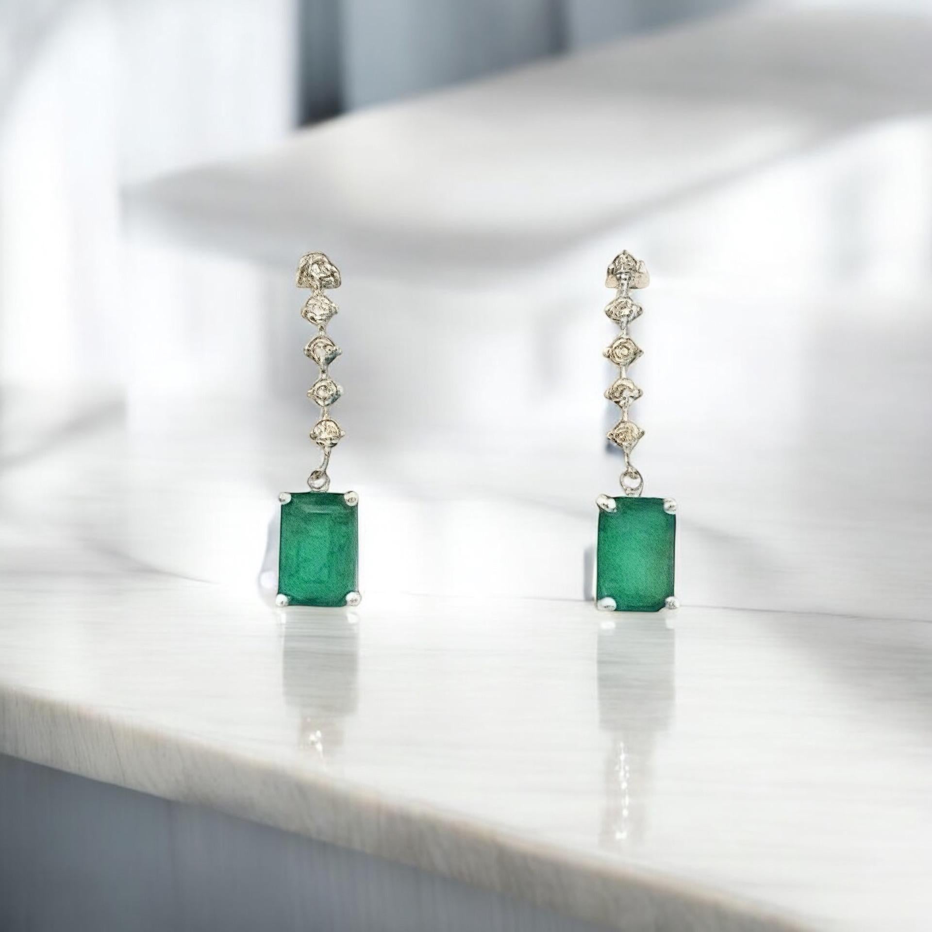 Orecchini pendenti con smeraldo e diamante di qualità finemente sfaccettato in oro bianco 14k con 3 TCW certificati $5,950 111555

Questi lussuosi orecchini a goccia con smeraldo naturale e diamante, unici nel loro genere, presentano un design