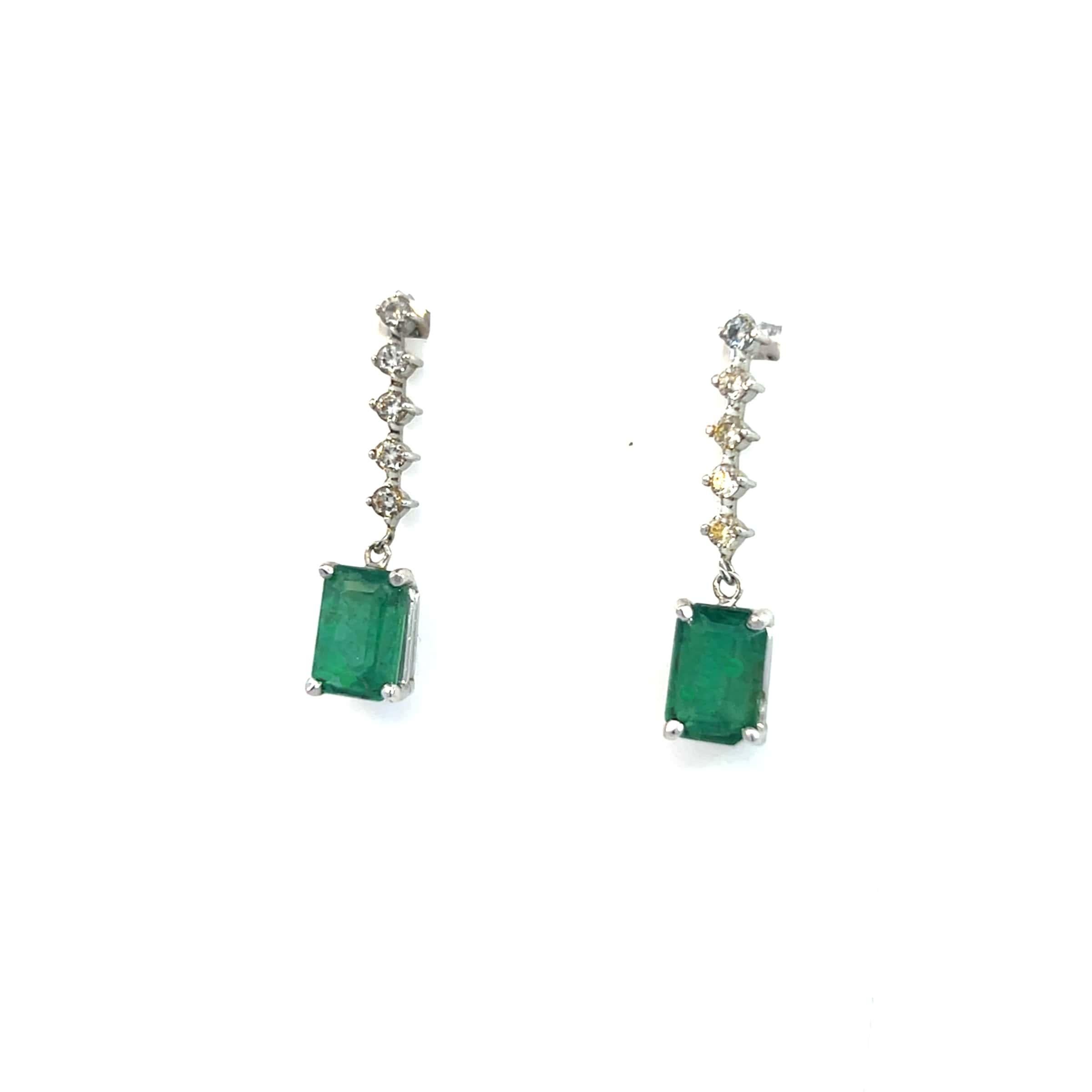 Taglio smeraldo Orecchini a pendente con diamante smeraldo naturale in oro 14k W 3 TCW certificati in vendita