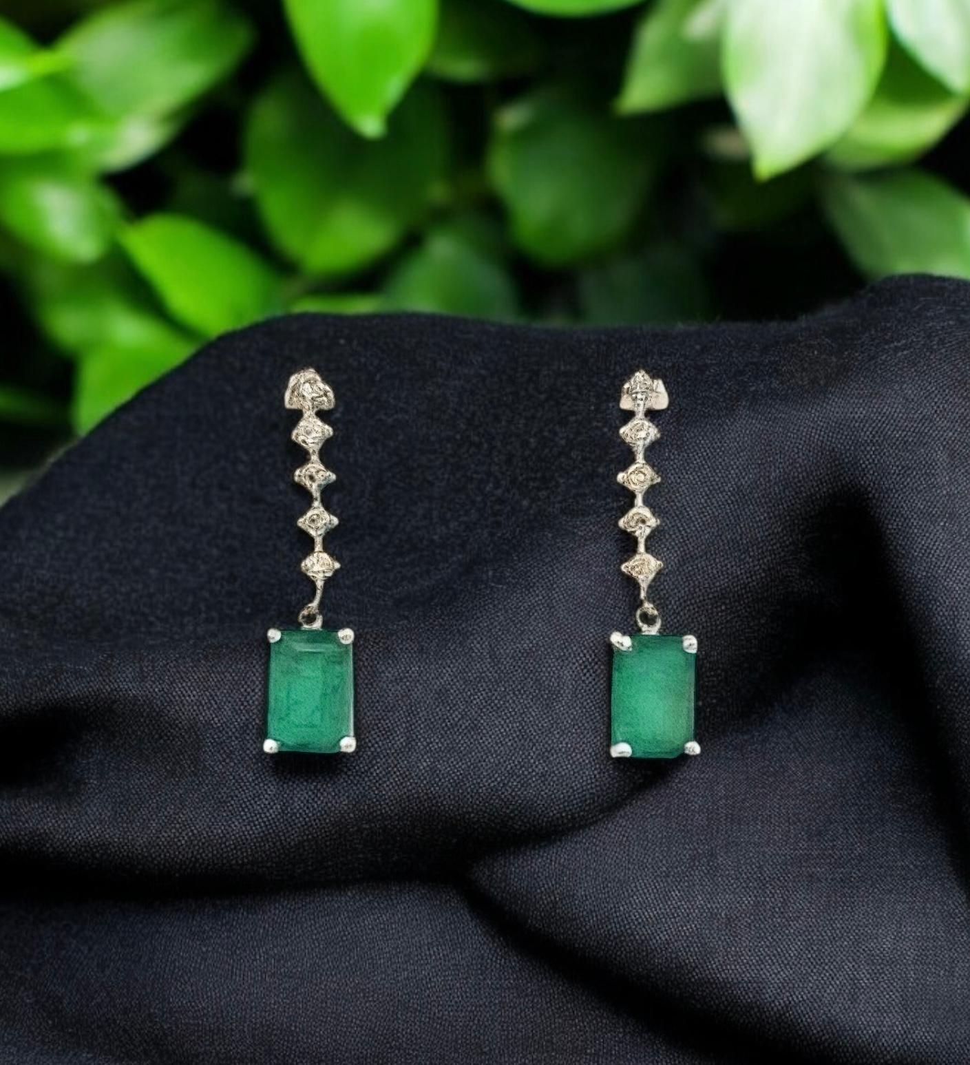 Donna Orecchini a pendente con diamante smeraldo naturale in oro 14k W 3 TCW certificati in vendita