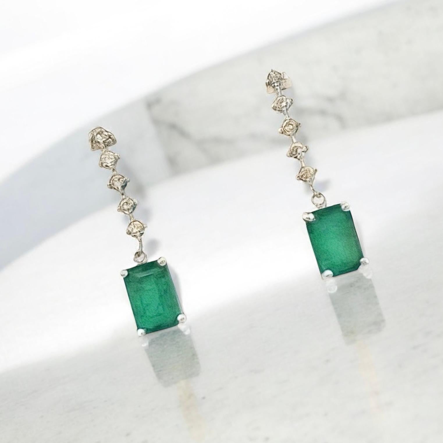 Orecchini a pendente con diamante smeraldo naturale in oro 14k W 3 TCW certificati in vendita 2