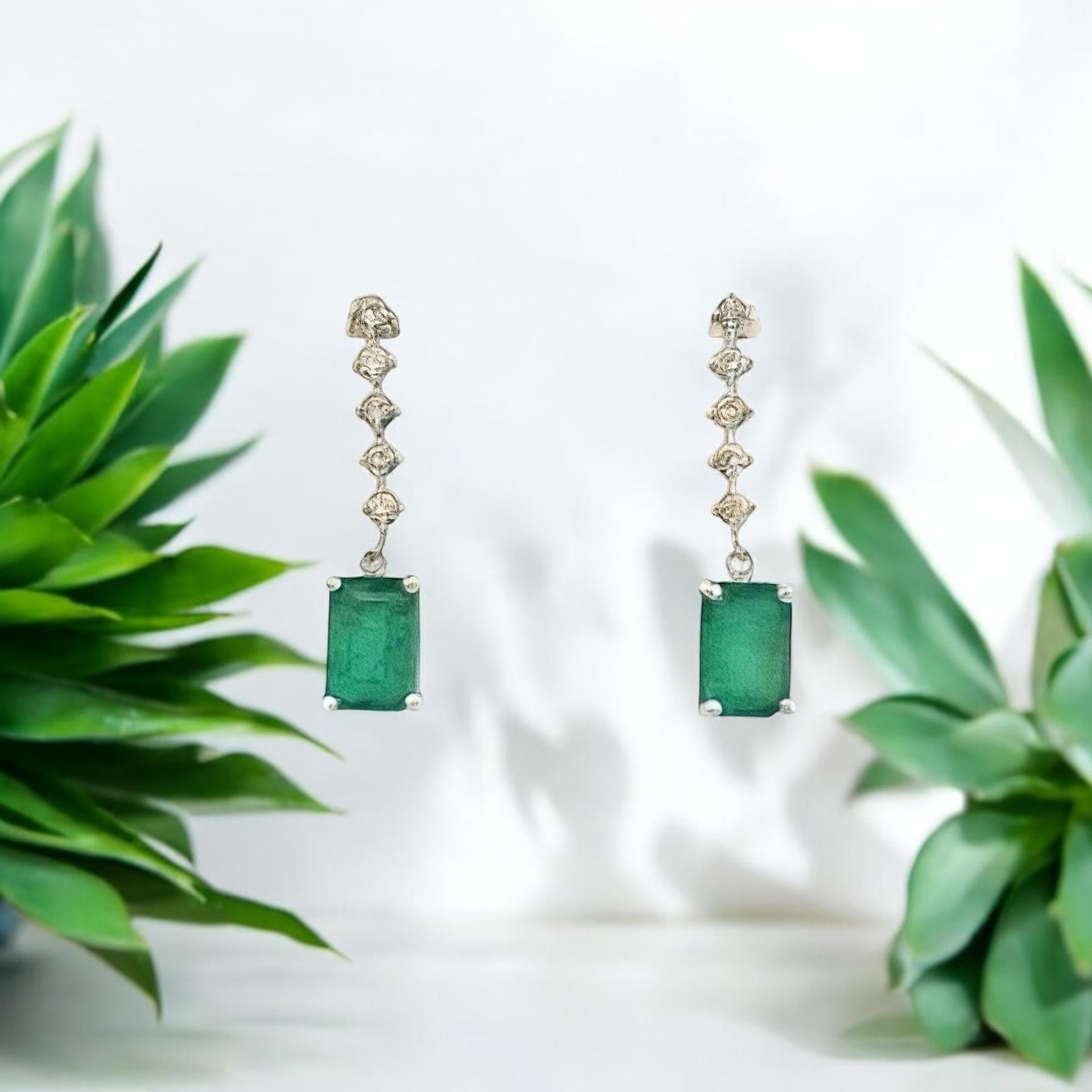 Orecchini a pendente con diamante smeraldo naturale in oro 14k W 3 TCW certificati in vendita 3
