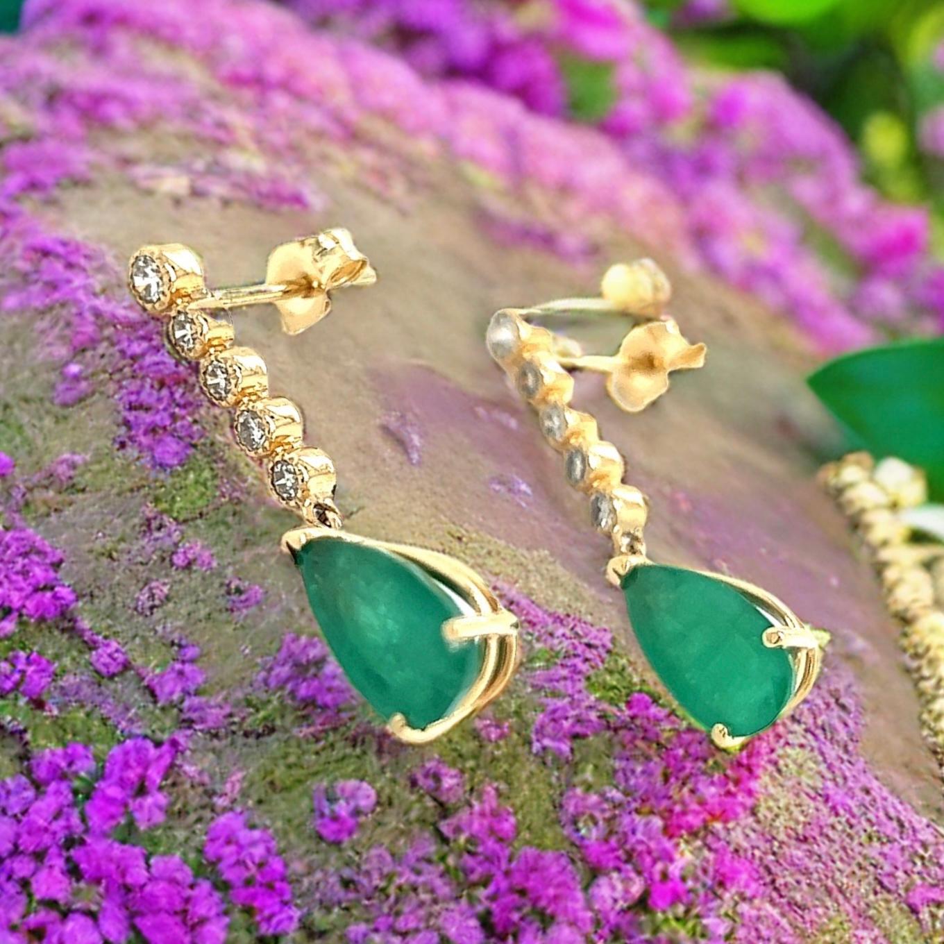 Natural Emerald Diamond Dangle Earrings 14k Y Gold 2.23 TCW Certified  In Good Condition For Sale In Brooklyn, NY