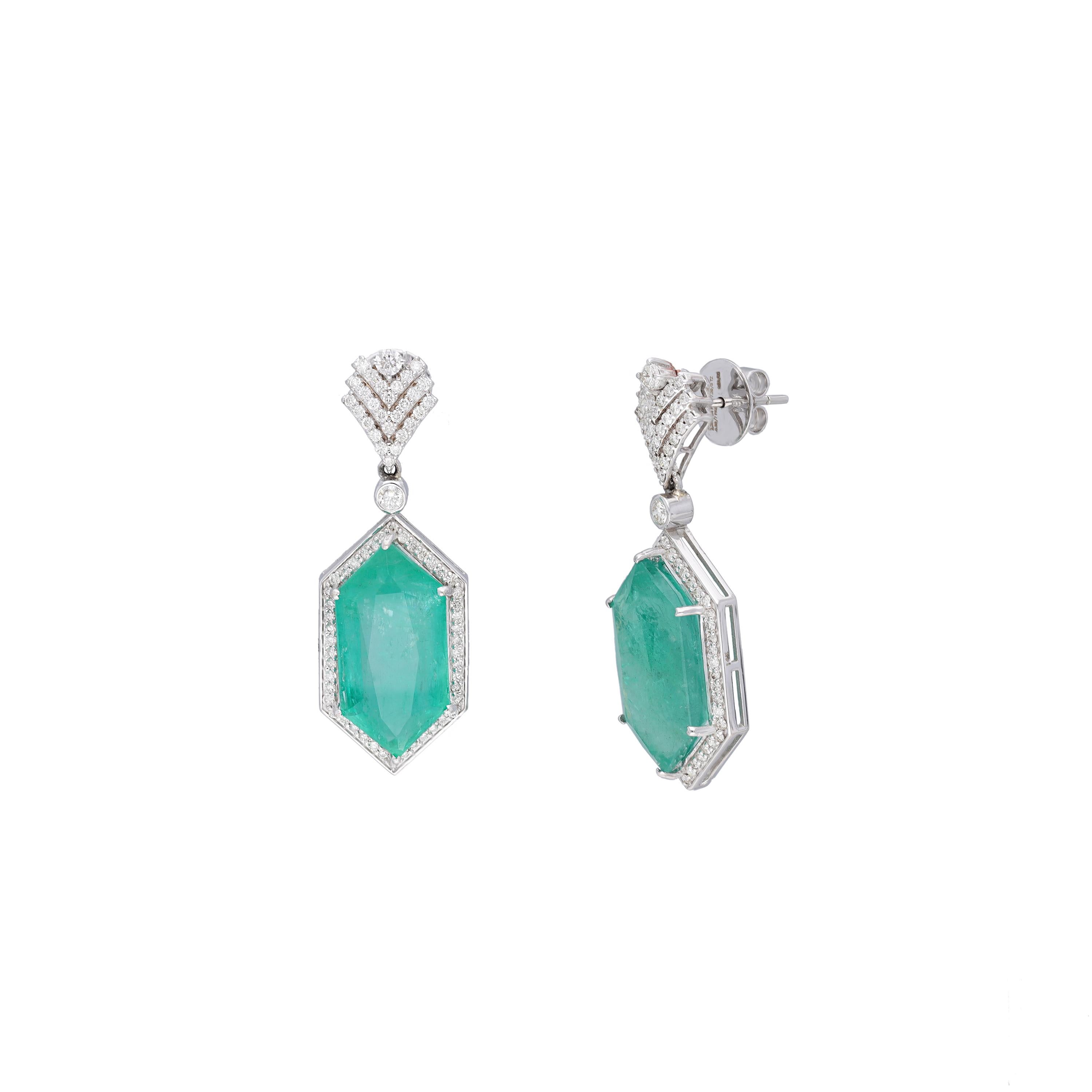 This is a natural emerald Earring with Diamond in 14k gold. The emerald are very high quality and very good quality diamonds the clarity is vsi and G colour

Emerald : 23.72 carats
Diamond :1.43 carats
gold : 7.572 gm

This is a brand new piece

.