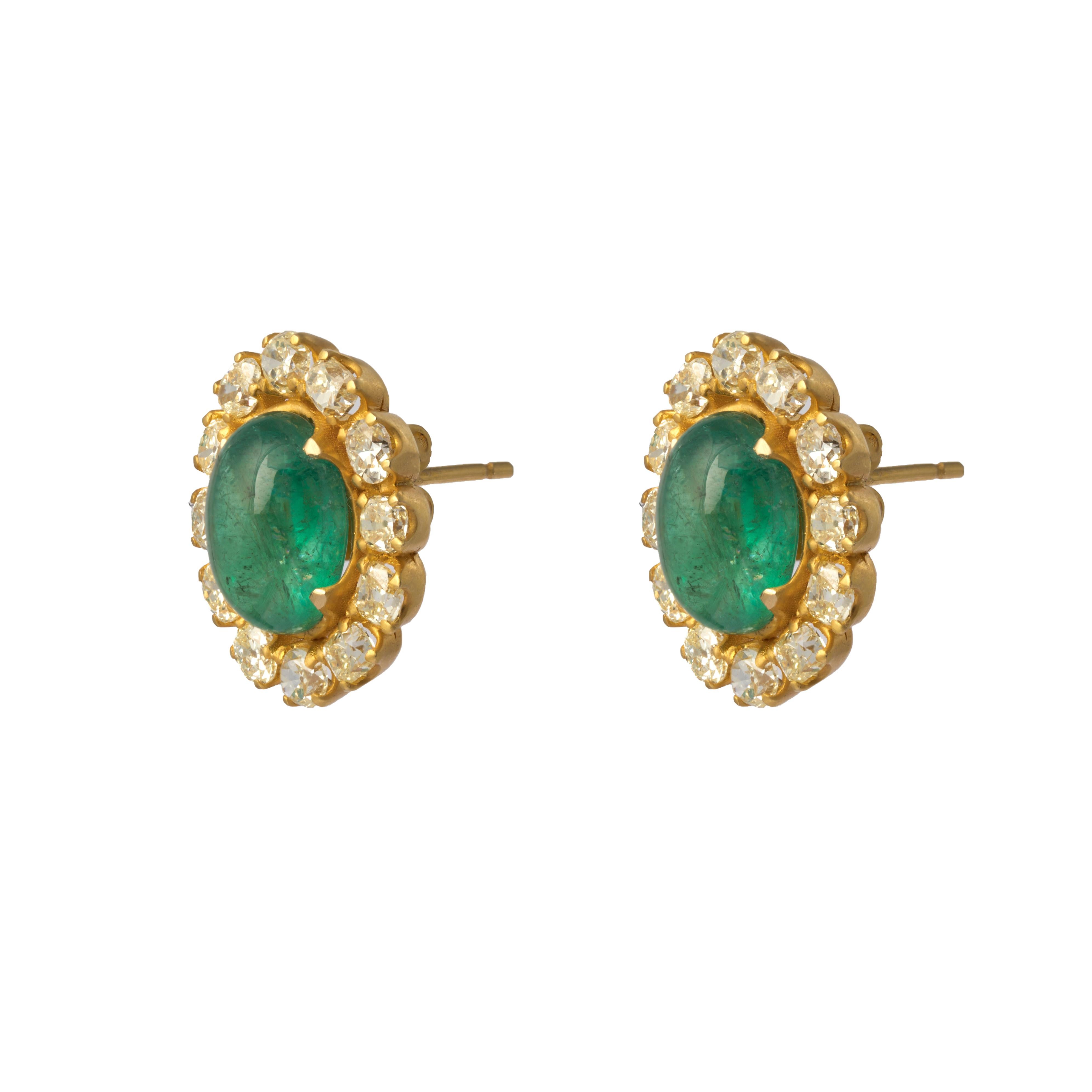 Esta es una hermosa esmeralda y con diamante y oro de 18 quilates. la piedra son de muy alta calidad y el diamante también vsi y color G 
esmeralda :11.02cts
diamante :4,94cts
oro :7,75gms