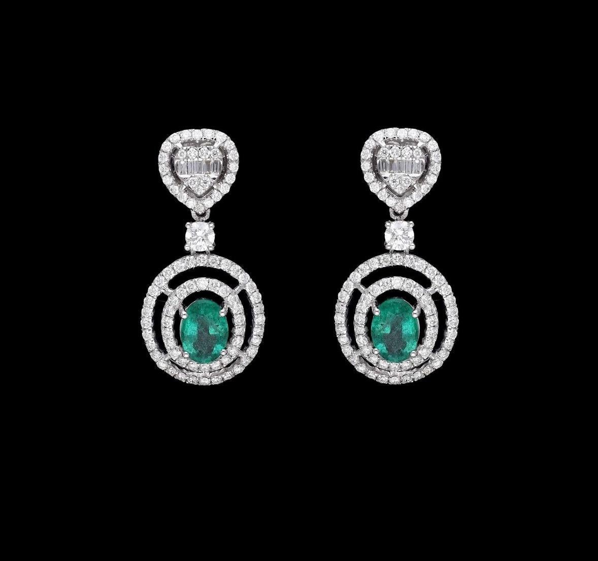 Taglio Asscher Natural Emerald & Diamond Earring in 18k Gold in vendita