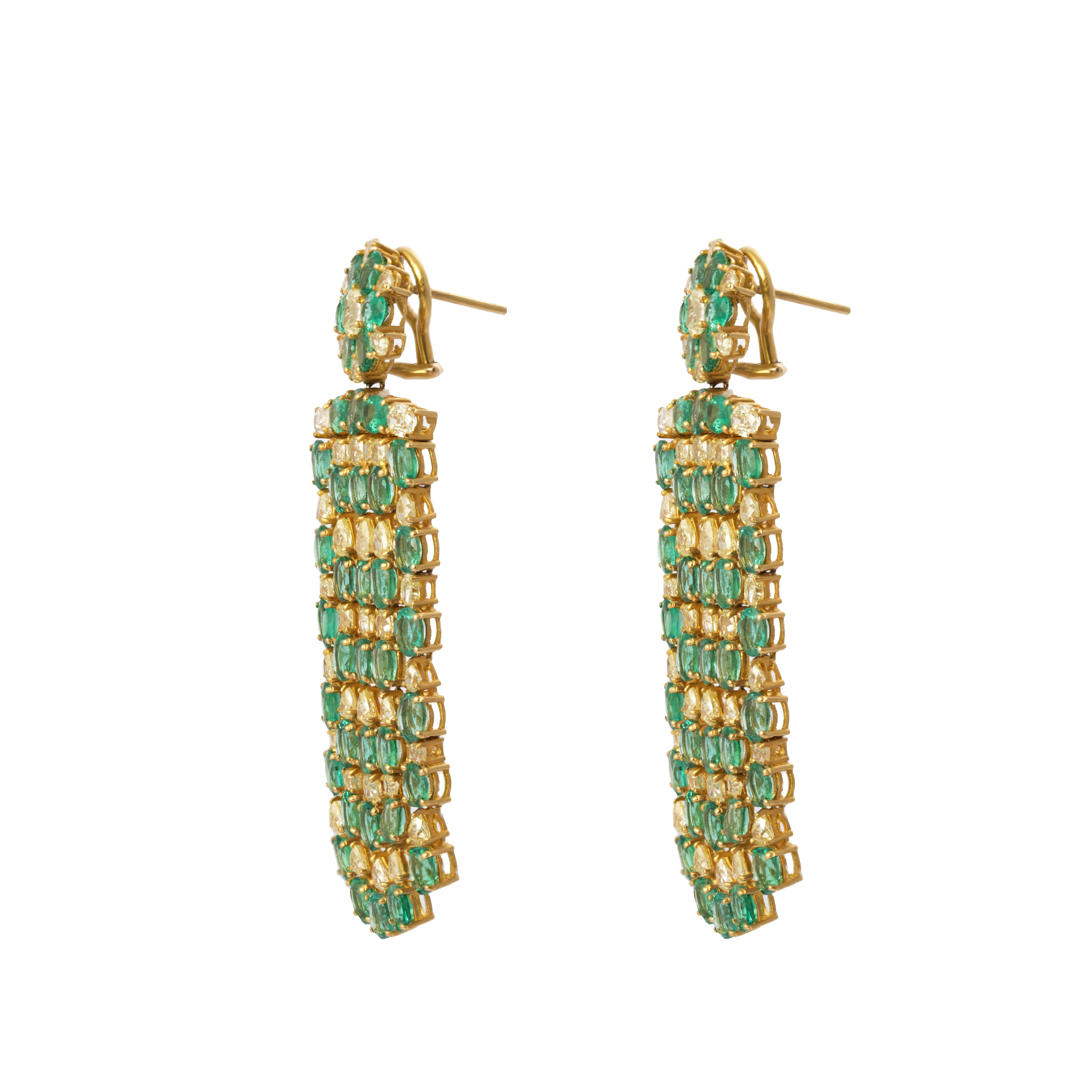 Boucle d'oreille en or 18k avec émeraude de 23,78cts et diamant de 9,02cts Neuf - En vente à jaipur, IN