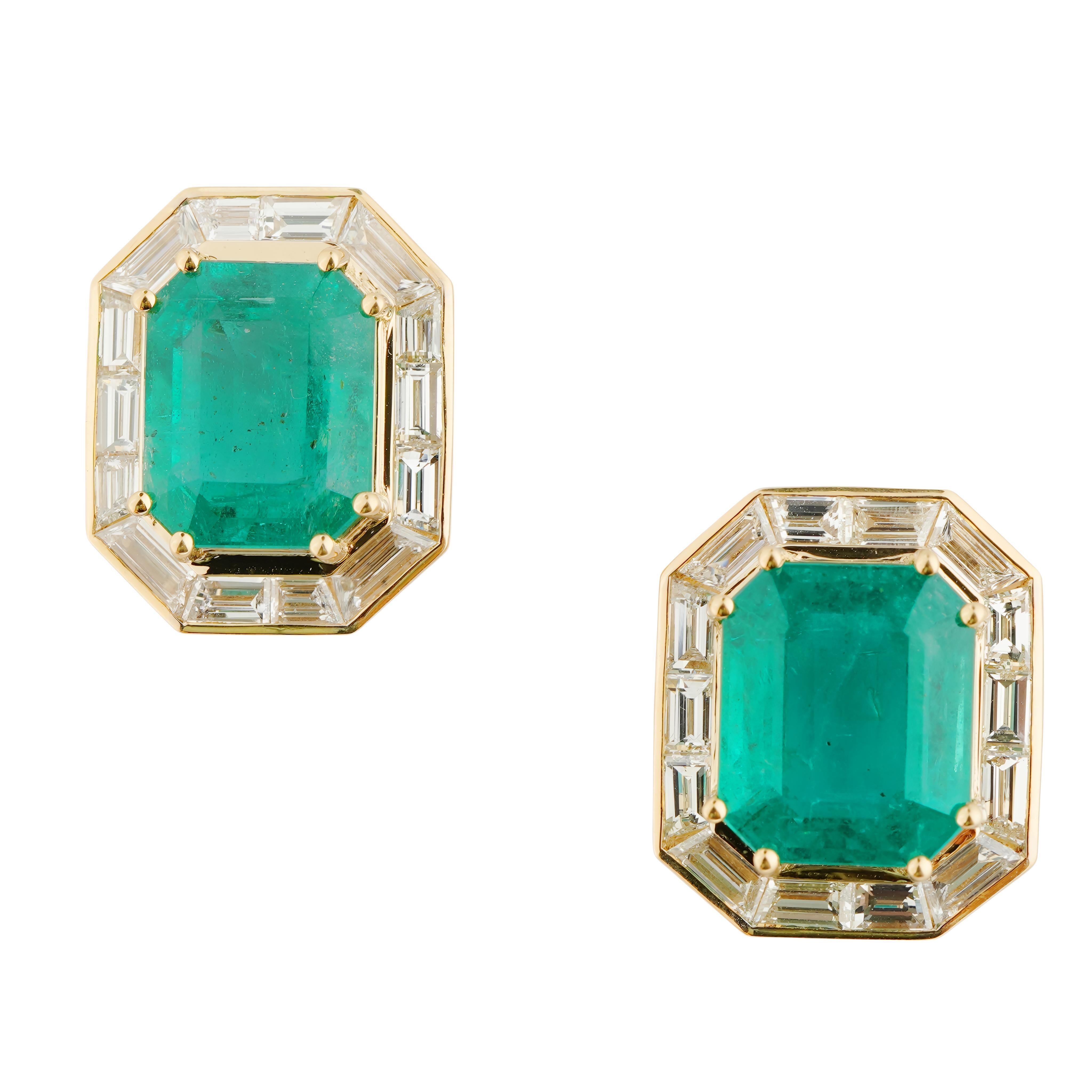 Taille émeraude Natural Zambian high quality emerald diamond earring in 18k gold en vente