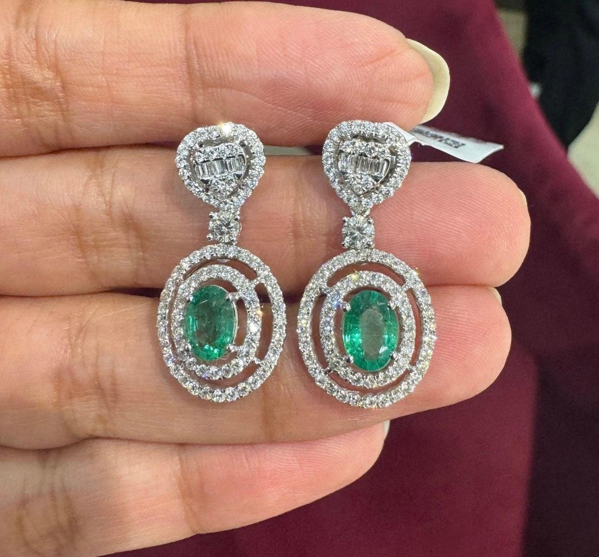 Natural Emerald & Diamond Earring in 18k Gold In condizioni Nuovo in vendita a New York, NY