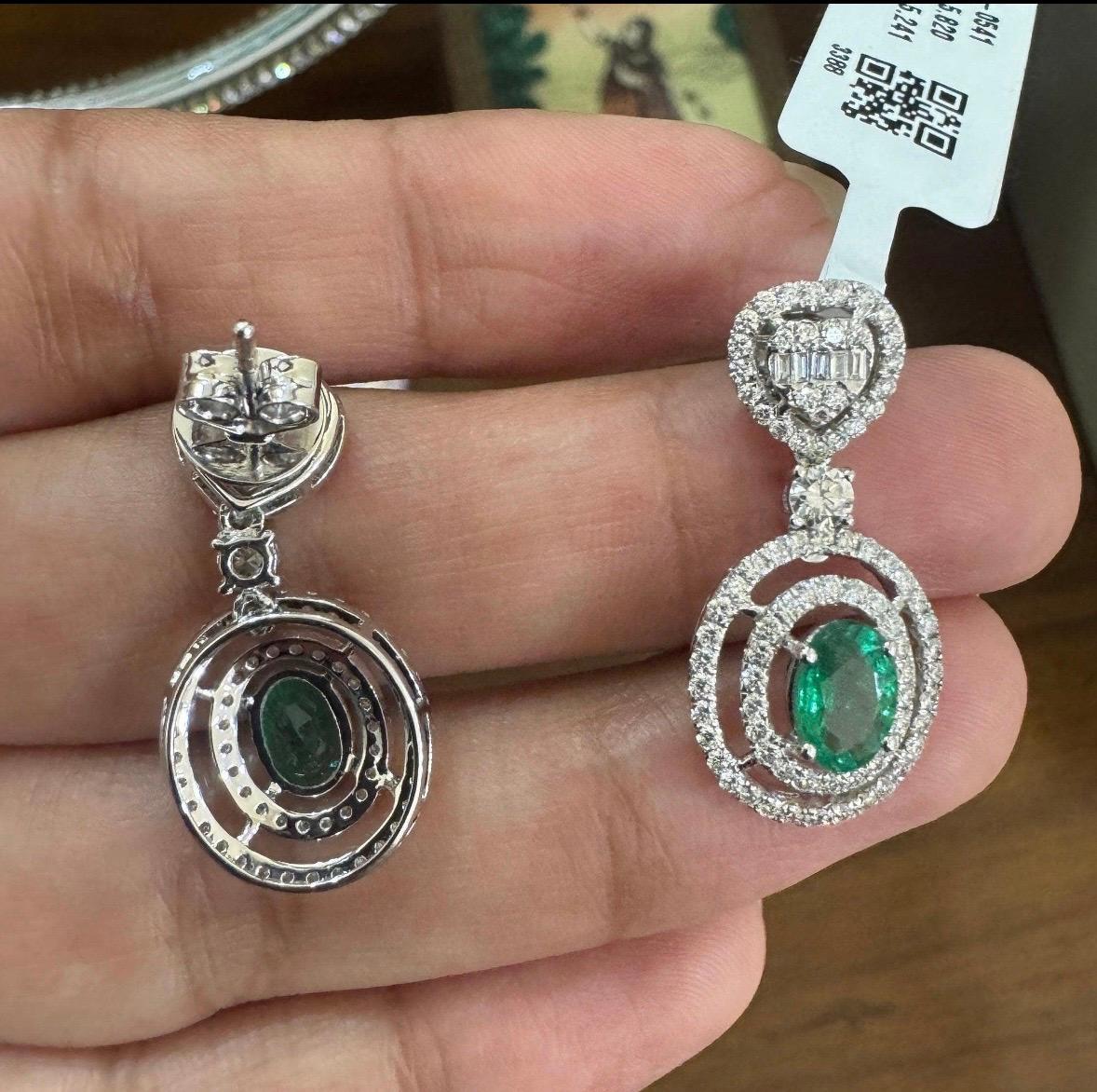 Pendiente de Diamante Esmeralda Natural en Oro de 18k en Nuevo estado para la venta en jaipur, IN