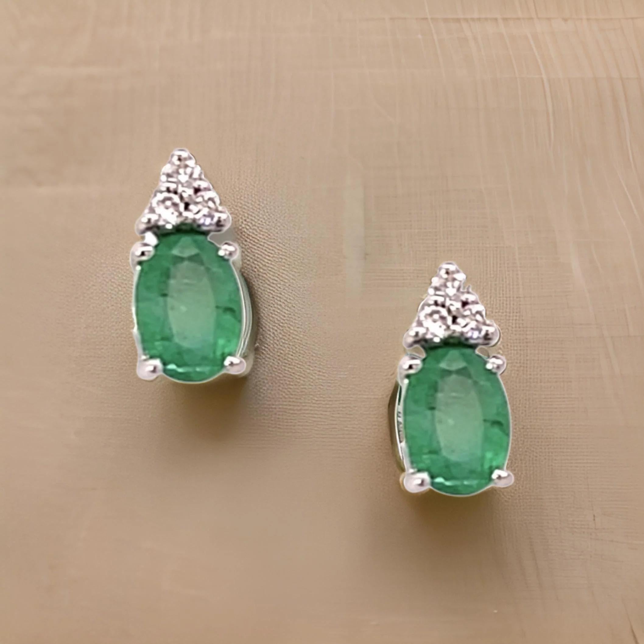 Orecchini con diamante smeraldo naturale in oro 14k 1,28 TCW certificati in vendita 2