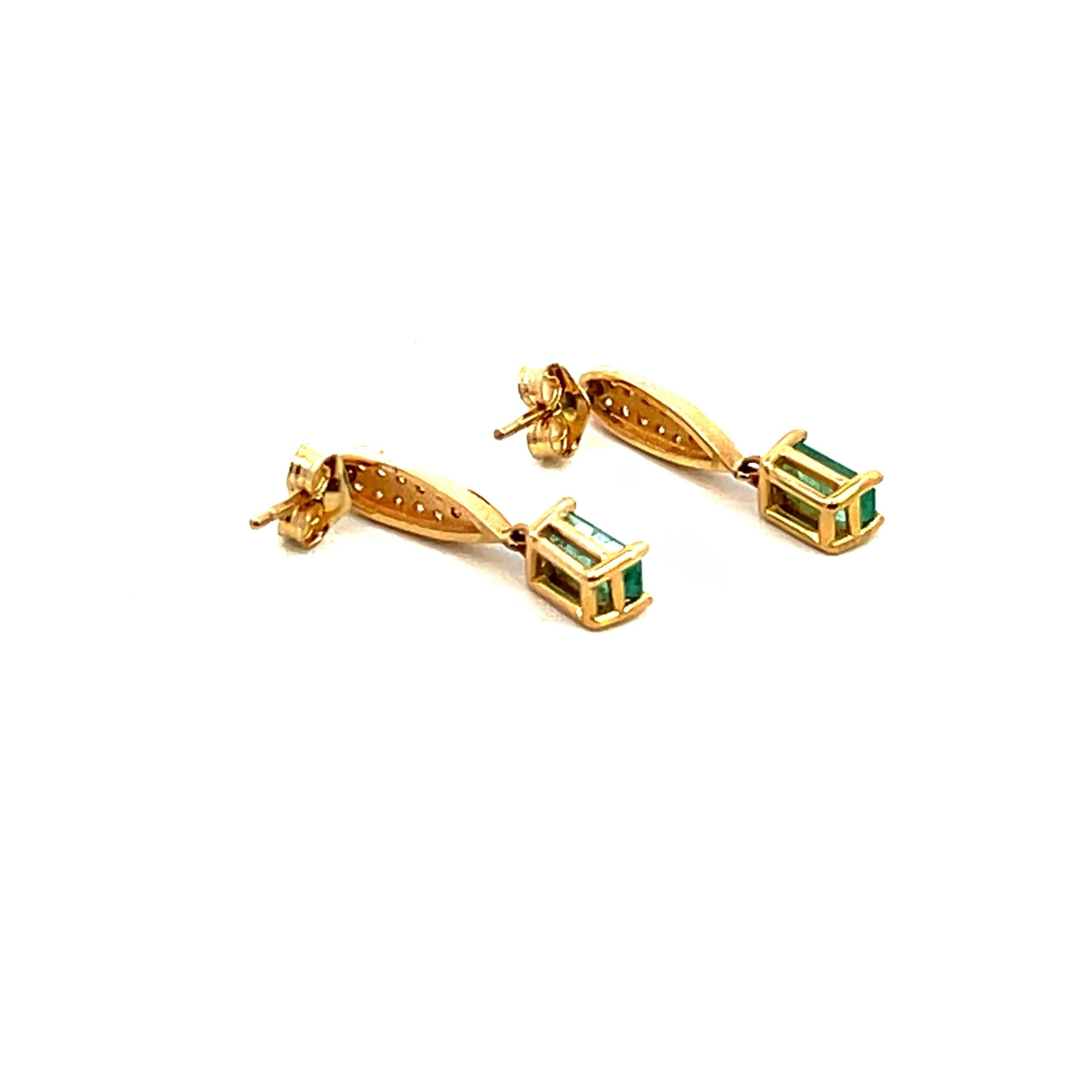 Donna Orecchini con diamante smeraldo naturale in oro giallo 14k 1,09 TCW certificato in vendita
