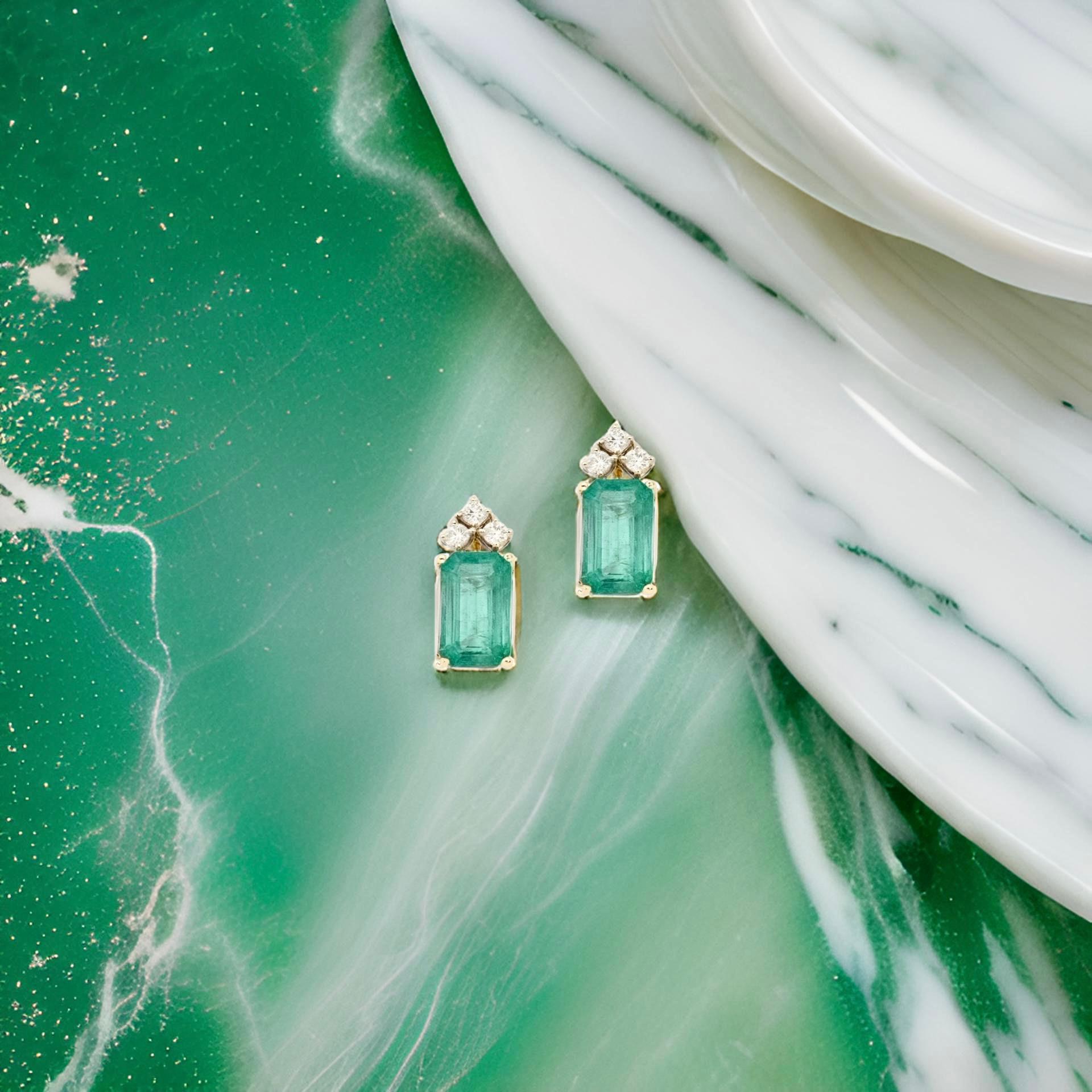 Taille émeraude Boucles d'oreilles diamant émeraude naturelle or jaune 14k 1.69 TCW Certified en vente
