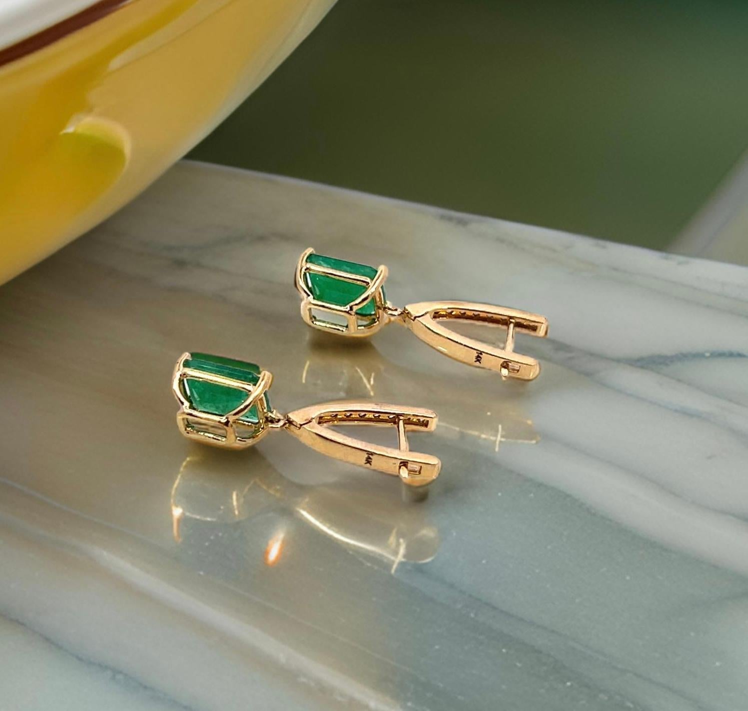 Orecchini con diamante smeraldo naturale in oro giallo 14k 3,56 TCW certificati in vendita 1