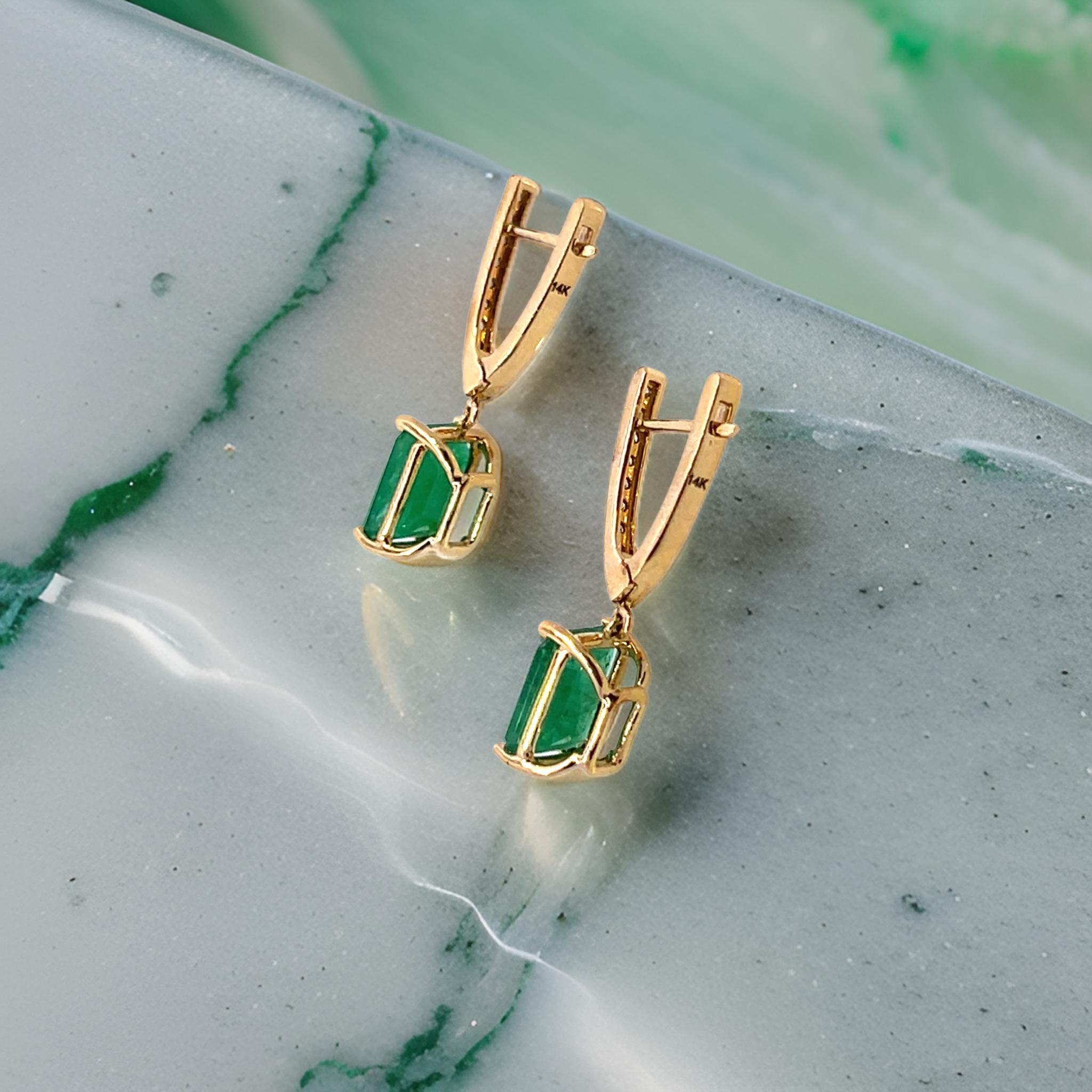 Orecchini con diamante smeraldo naturale in oro giallo 14k 3,56 TCW certificati in vendita 2