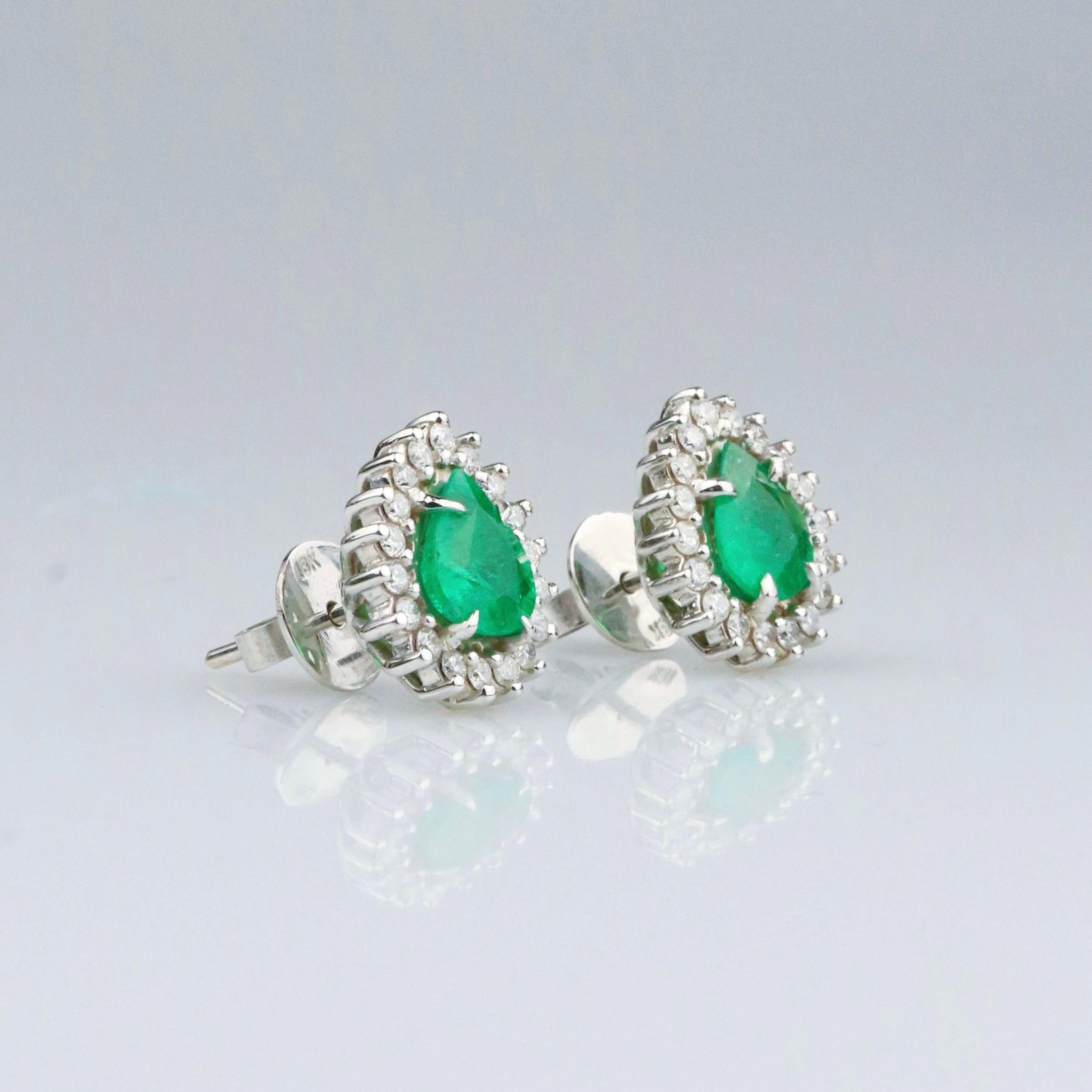 Or blanc massif 18K

Pierres d'émeraude : Forme poire, taille 7.6x6.4mm, poids 1.69 cts

Diamants naturels : Taille ronde

Les gens admirent le vert de l'émeraude depuis des milliers d'années. Aujourd'hui, la majorité des émeraudes se trouvent au